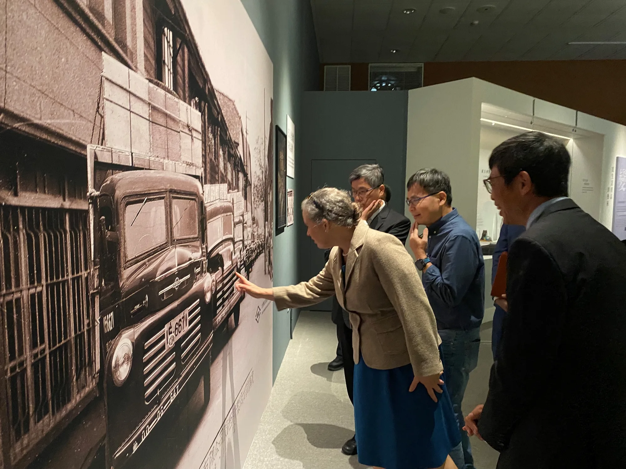 孫曉雅於「拚．靚」特展，同時也是「茶金」場景前留下有趣的互動身影。客發中心提供