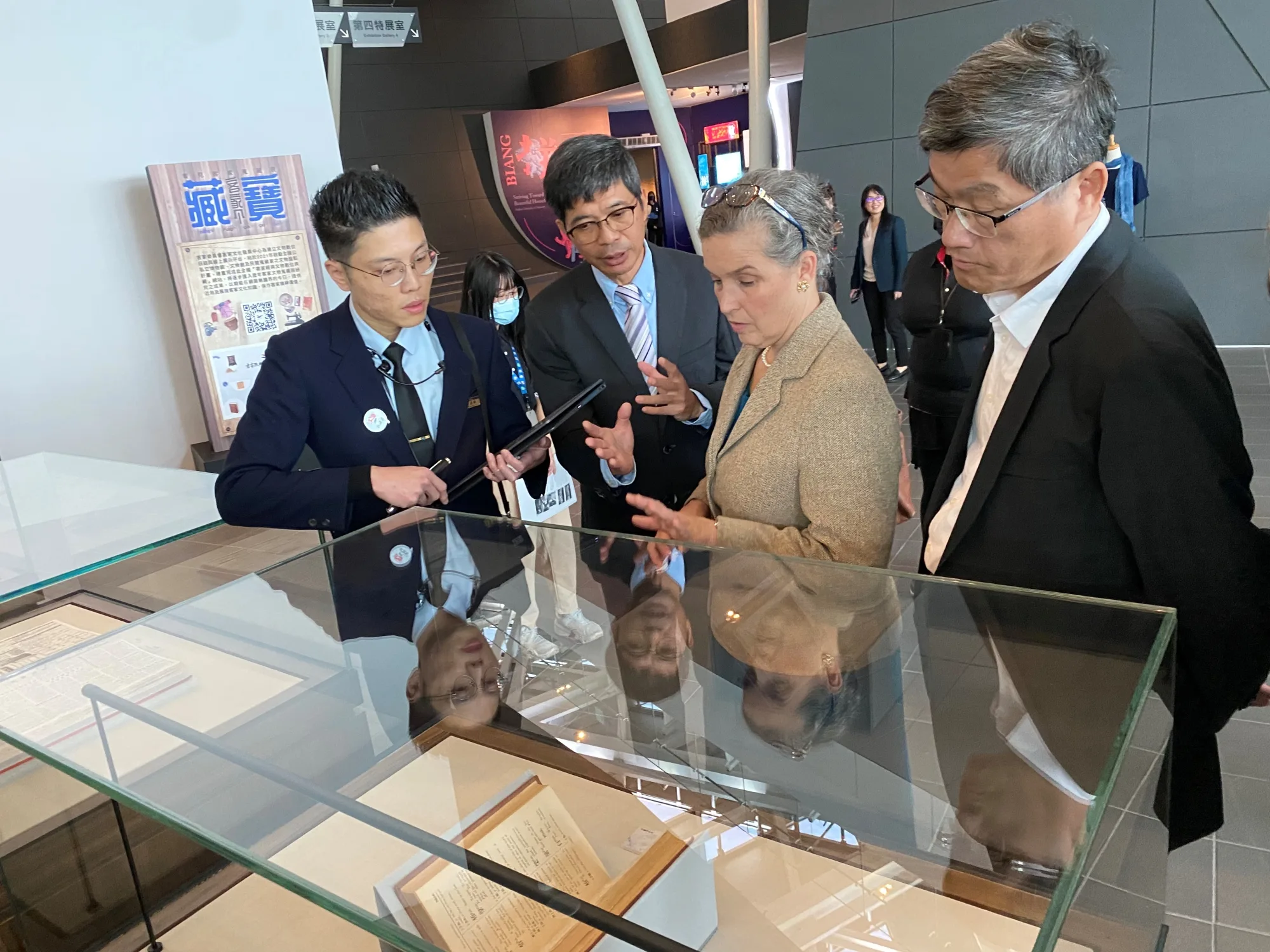 孫曉雅聆聽導覽人員介紹客發中心有超過百年歷史的「客英字典」,及「黃娟手稿」等。客發中心提供