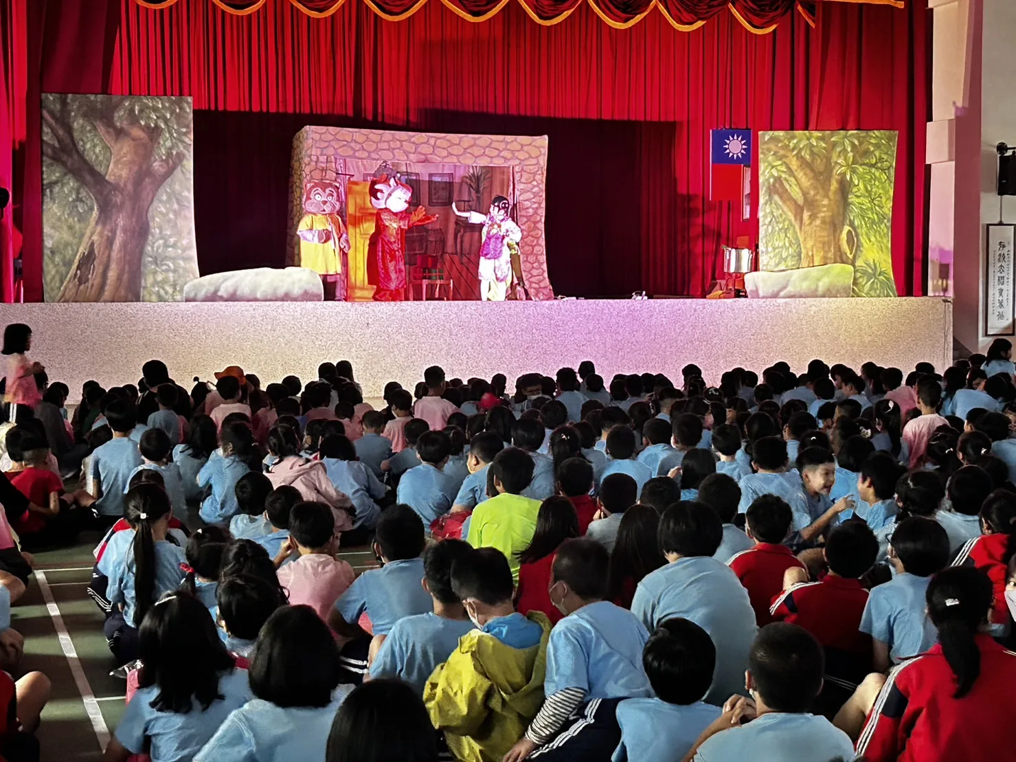 學童們專注欣賞小青蛙劇團所帶來精彩表演。臺中市客委會提供