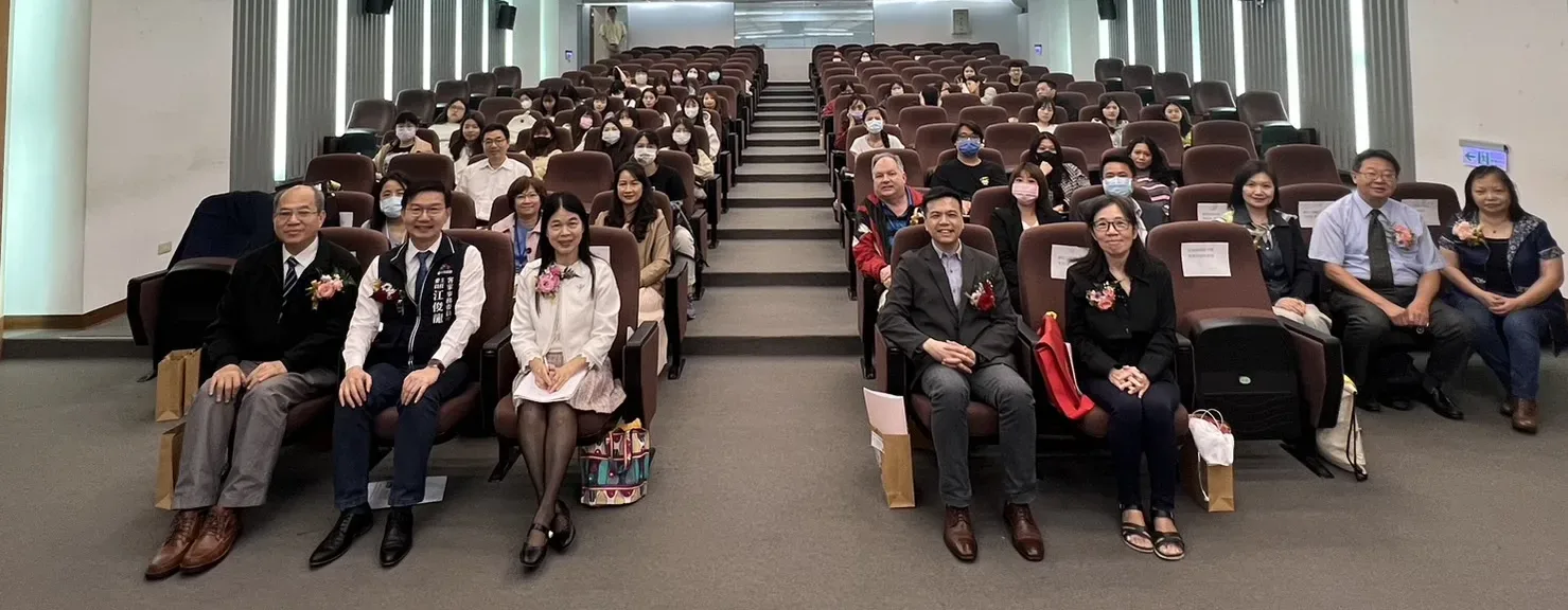 市府客委會主委江俊龍及貴賓與靜宜大學觀光系師生合影。台中客委會提供
