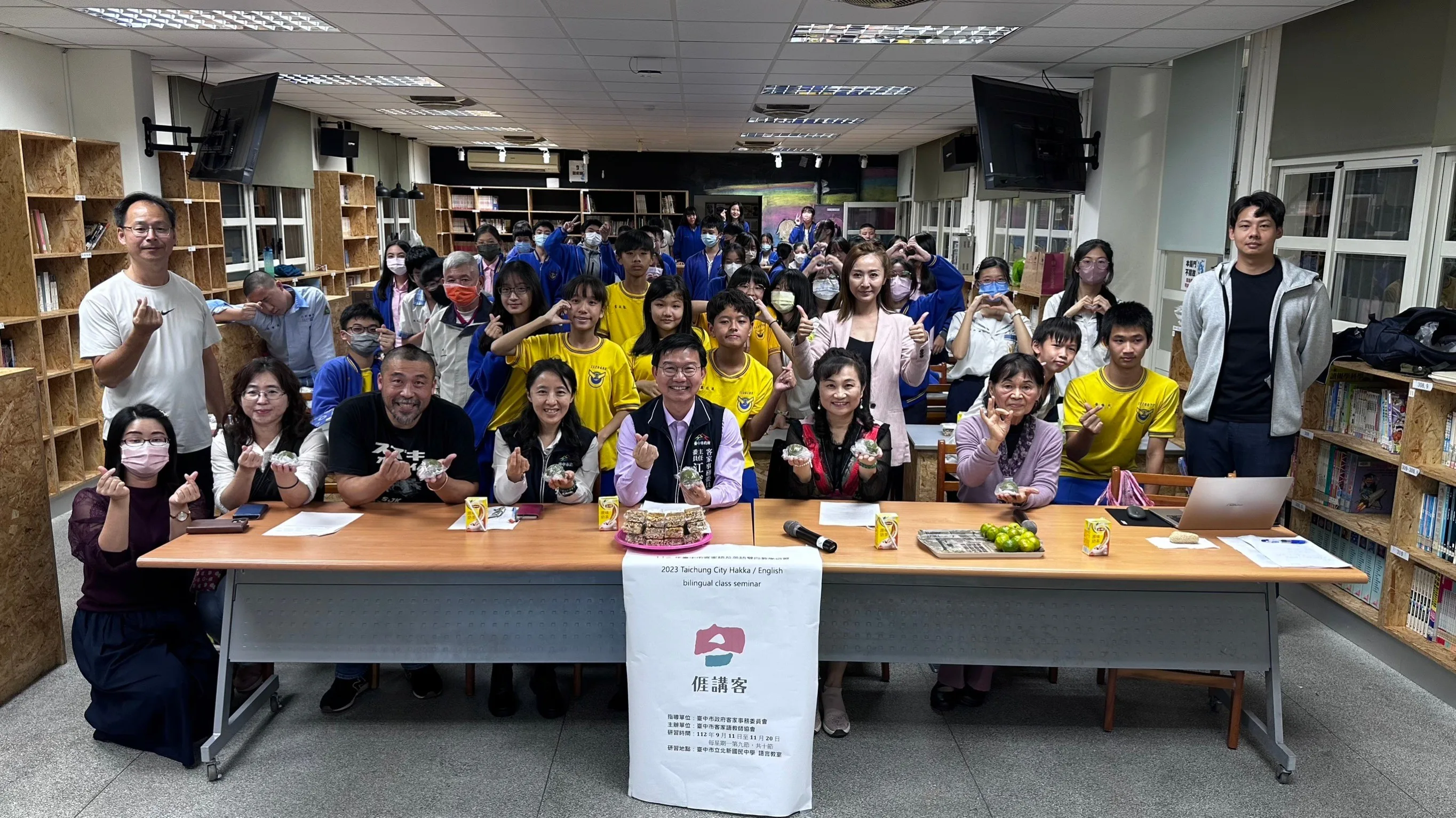 臺中客委會主委江俊龍與北新國中校長林慧娟、師生們大合照。臺中客委會提供