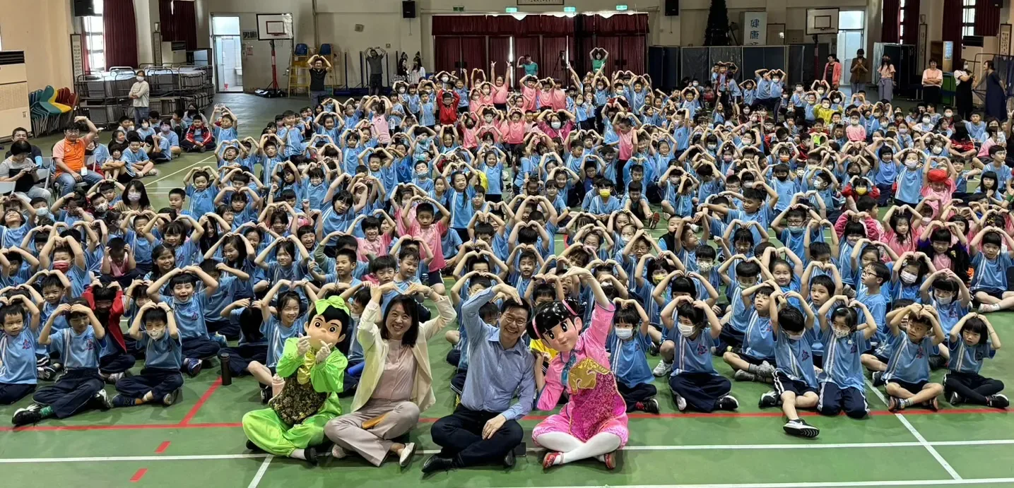 臺中客委會主委江俊龍與東勢國小校長林方鈴及學生們大合照。臺中客委會提供