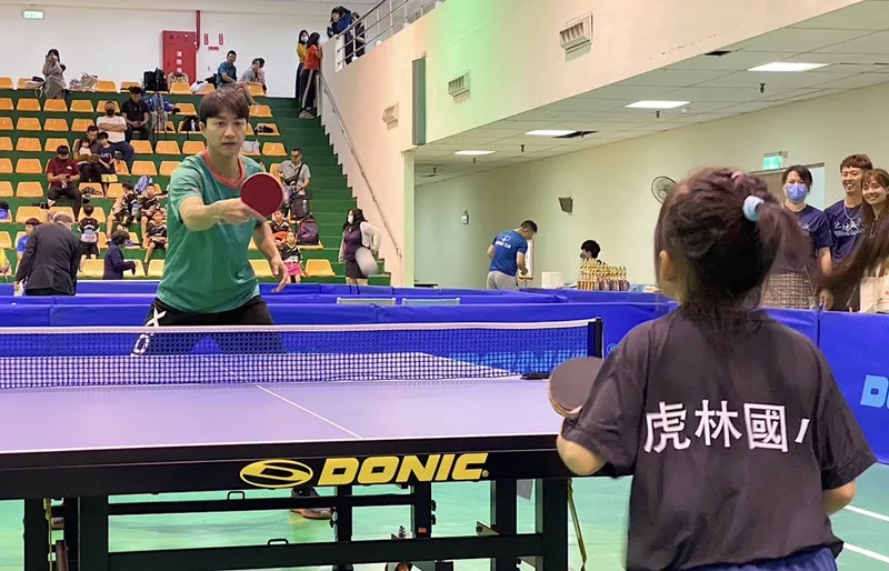 幼童桌球賽首例使用矮球桌　江宏傑現身與小選手互動
