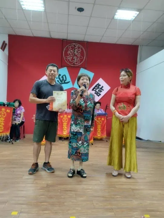 為著歡迎馬來西亞客家鄉親，邱新春先生隨手寫了一段四句聯，過用優雅个客語誦讀，得著全場大家个掌聲。鍾孝昇提供