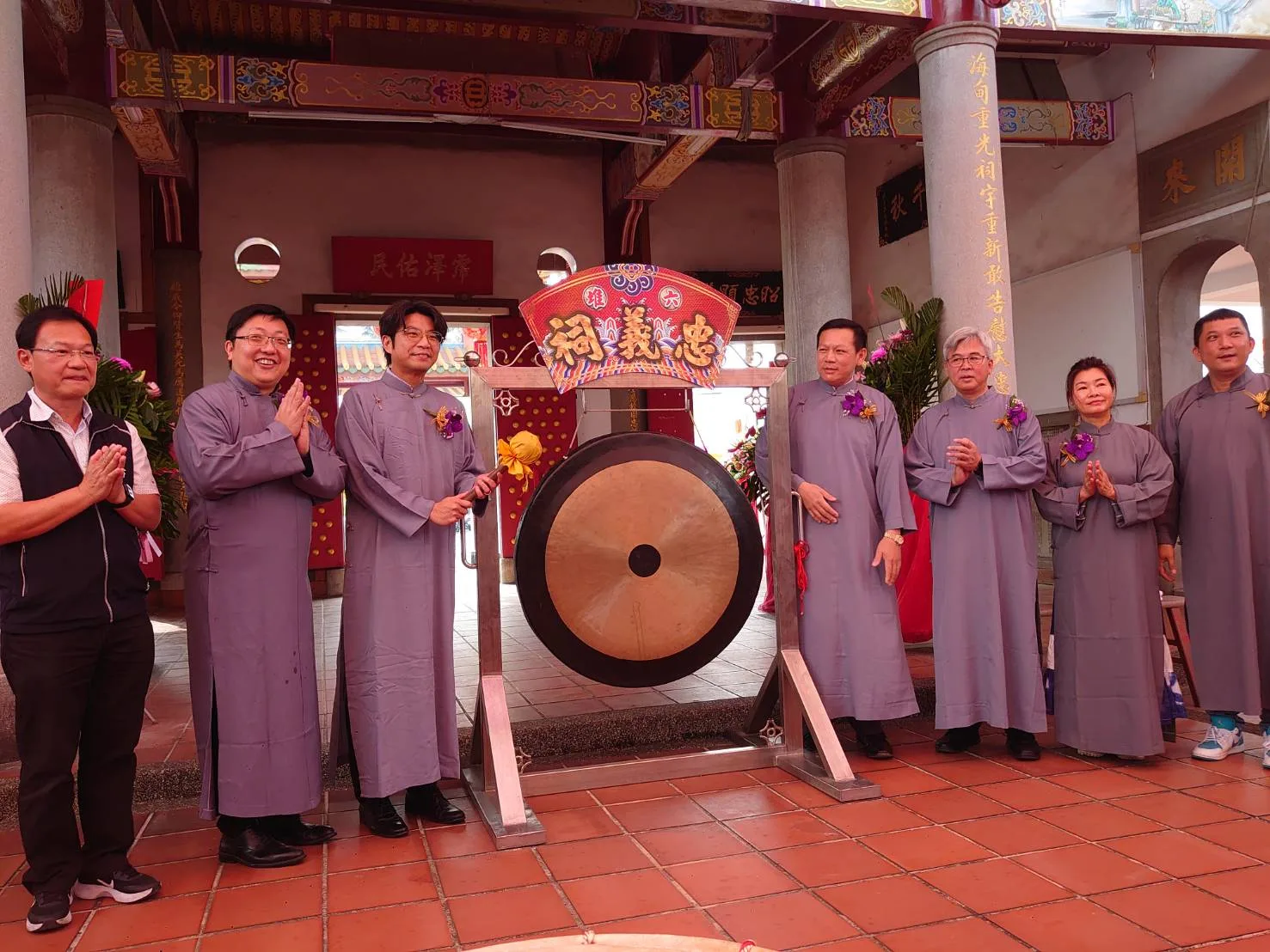 周江杰等人一起敲鑼,為六堆秋祭忠義大典揭開序幕。客委會提供