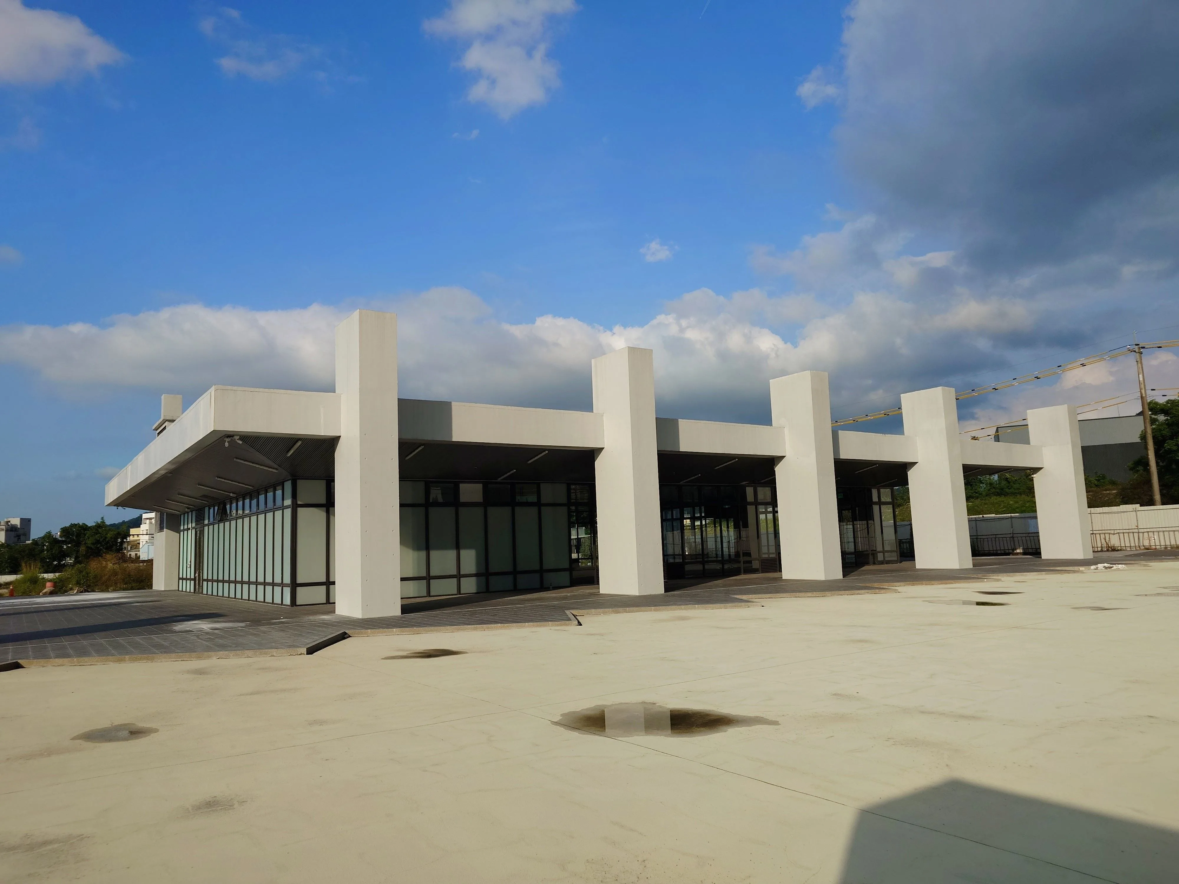 「竹東綜合行政中心」分為兩棟建築,圖為其中一棟的轉運中心目前已完工。新竹縣政府提供