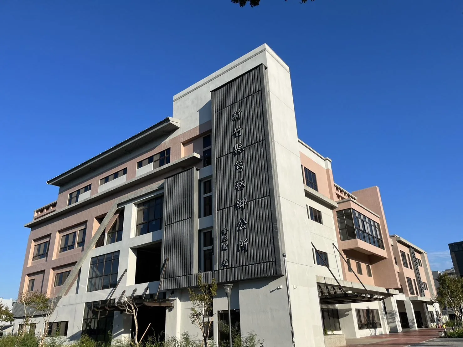 芎林鄉新辦公廳已完工正進行內部裝修中。新竹縣政府提供