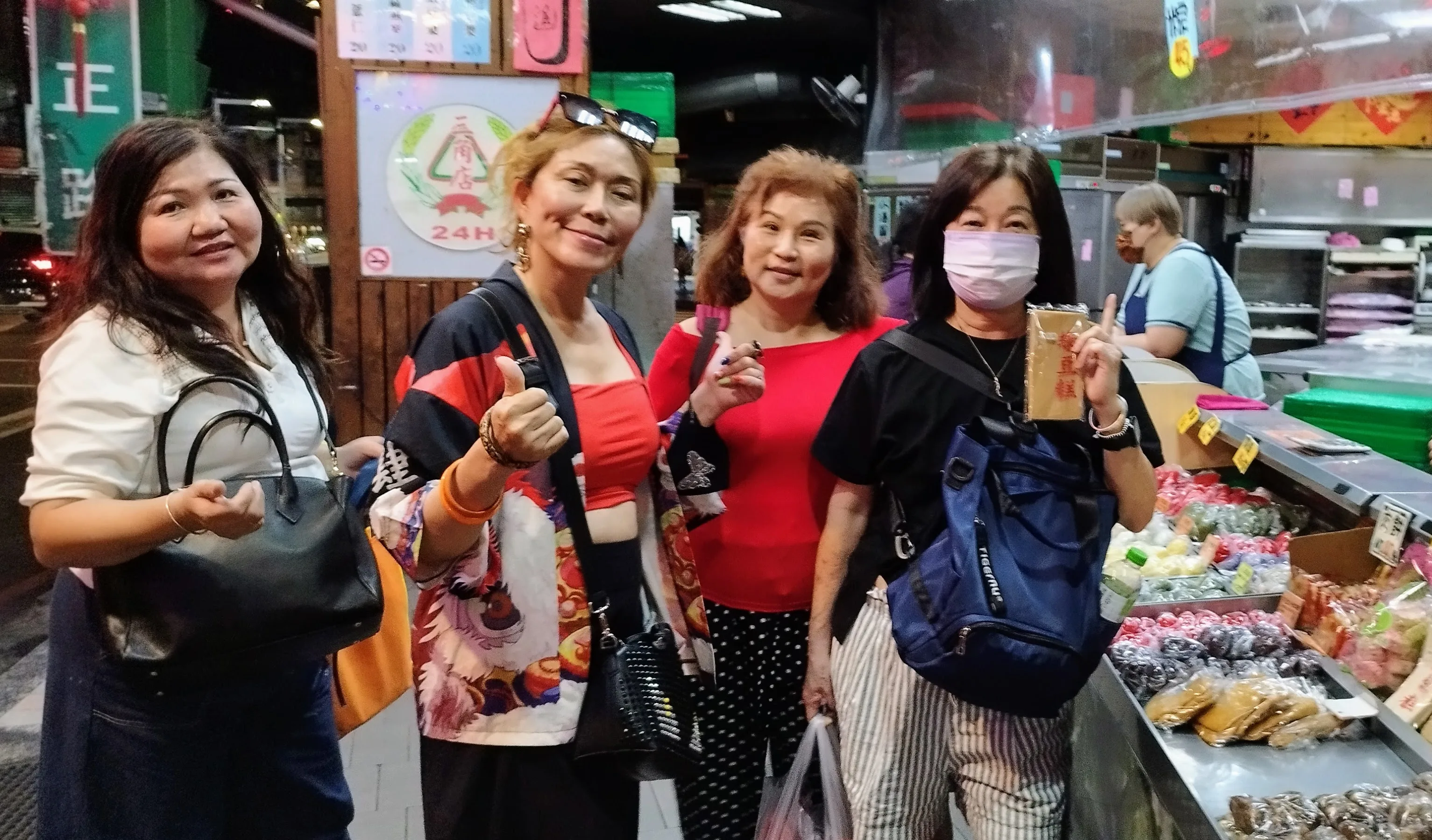 馬來西亞鄉親參觀中壢盡有名个的客家菜包店，試食菜包、發糕、艾粄這兜客家米食。鍾孝昇提供