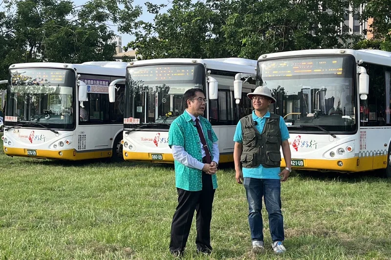 黃偉哲合體旅遊作家「肉魯」　拍片推台灣好行主題彩繪車