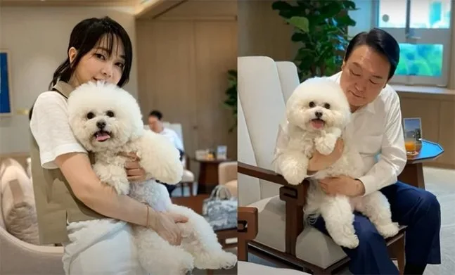 韓國總統尹錫悅(右)和第一夫人金建希(左)都是動物愛好者。資料圖片，翻攝自金建希《臉書》粉專「건희사랑」