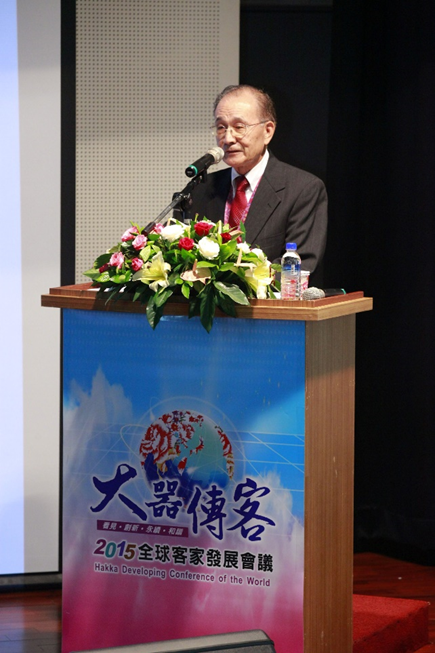 2015年賴江椿在全球客家發展會議上報告美國僑情。賴江椿提供