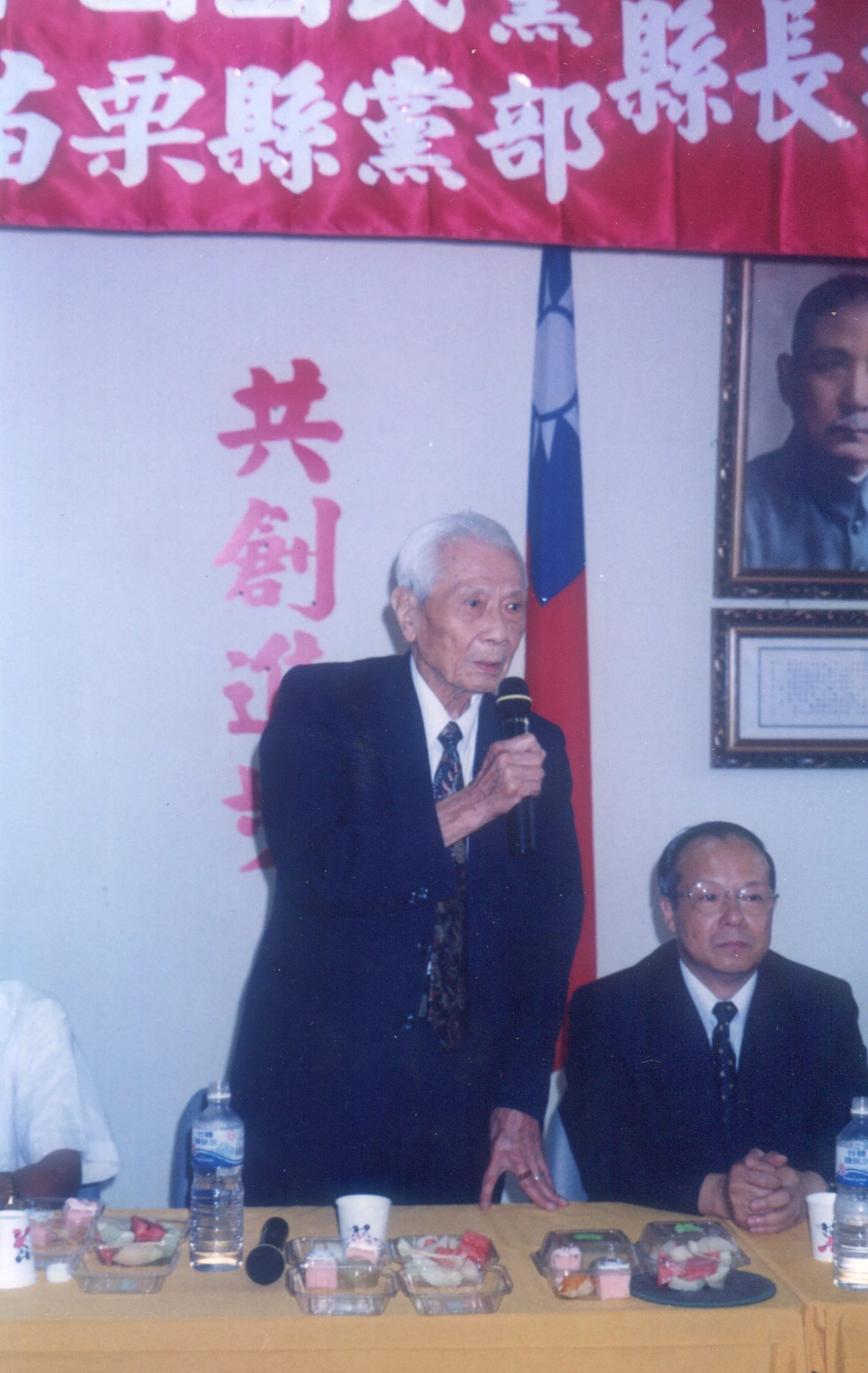 曾當選竹南鎮長與苗栗縣議會議長的陳國樑(站者),也是醫生從政,身旁是前苗栗縣議會議長胡振春。何來美攝