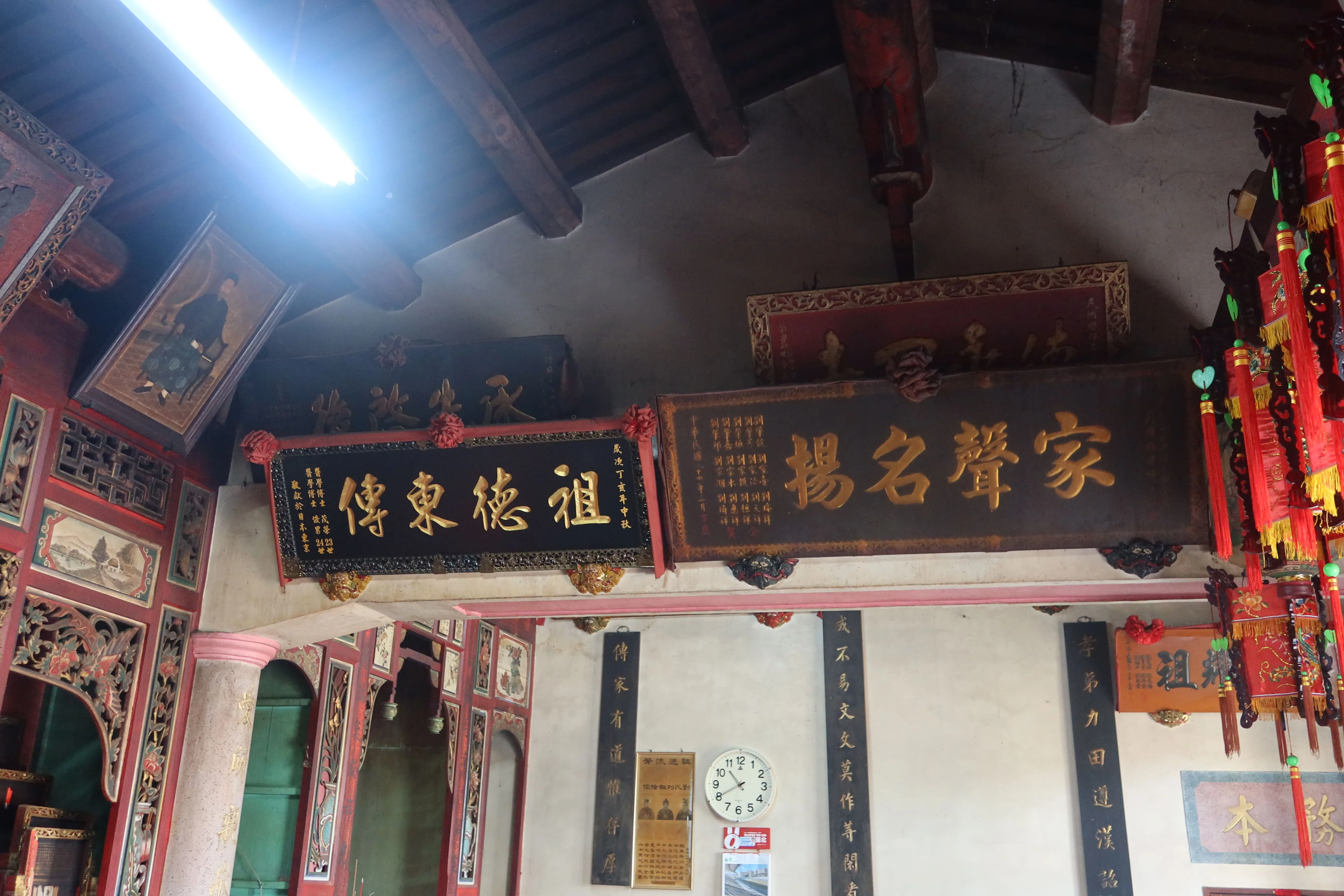 西湖鄉劉恩寬家族重視教育,祖堂掛滿恭賀子孫學業有成的牌匾,劉家子孫學醫者多,也是苗栗縣醫師的搖籃。何來美攝