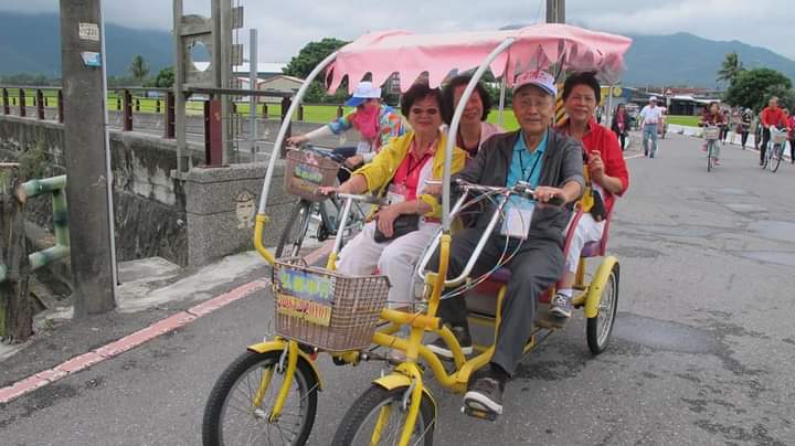 賴江椿、陳登美夫婦到台東池上旅遊，共乘腳踏車。何來美攝