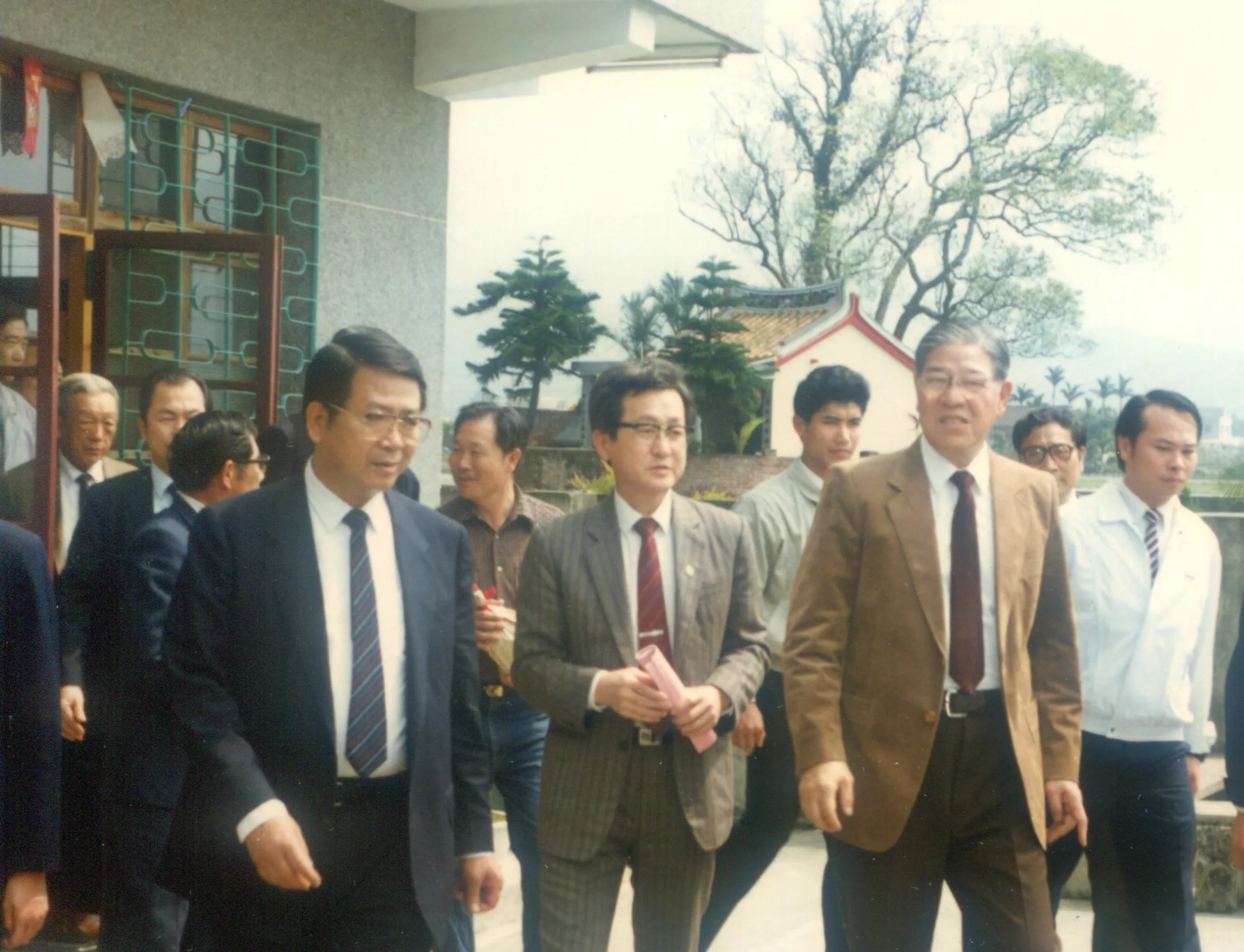 1981年第九屆苗栗縣長選舉,主要是謝金汀(左一)、江聰仁(左二)之爭,圖為兩人陪同當時省主席李登輝到公館視察。何來美攝