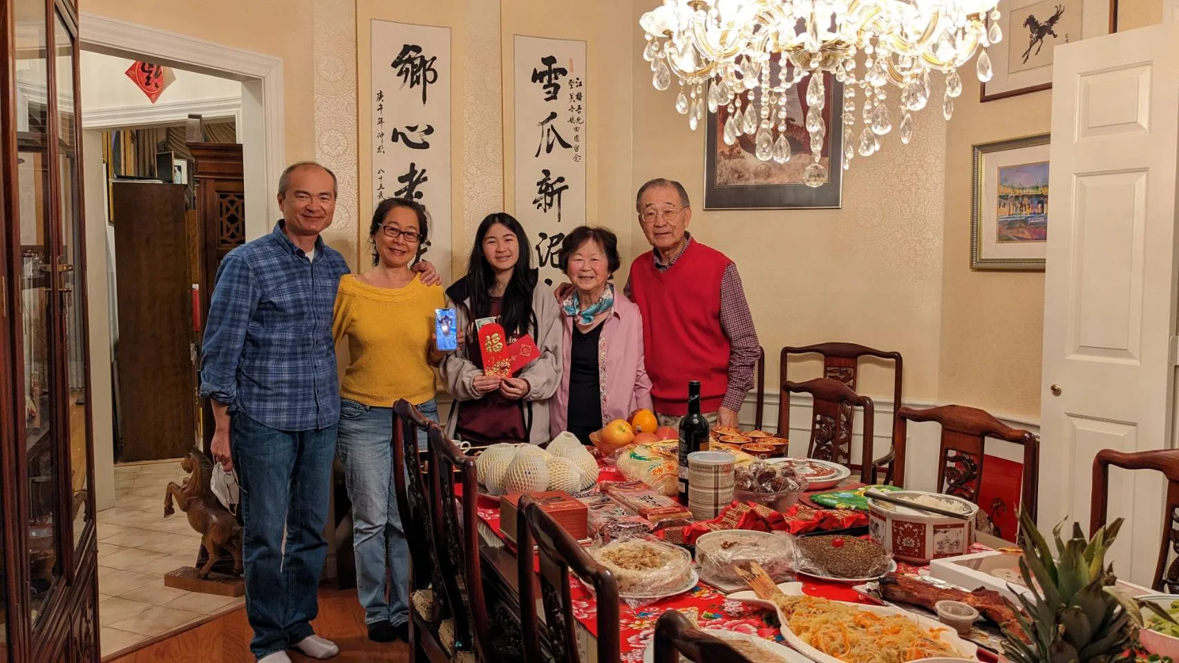 賴江椿夫婦與長子賴讚華、長媳賴玫如及孫女在休士頓家歡度春節。賴江椿提供