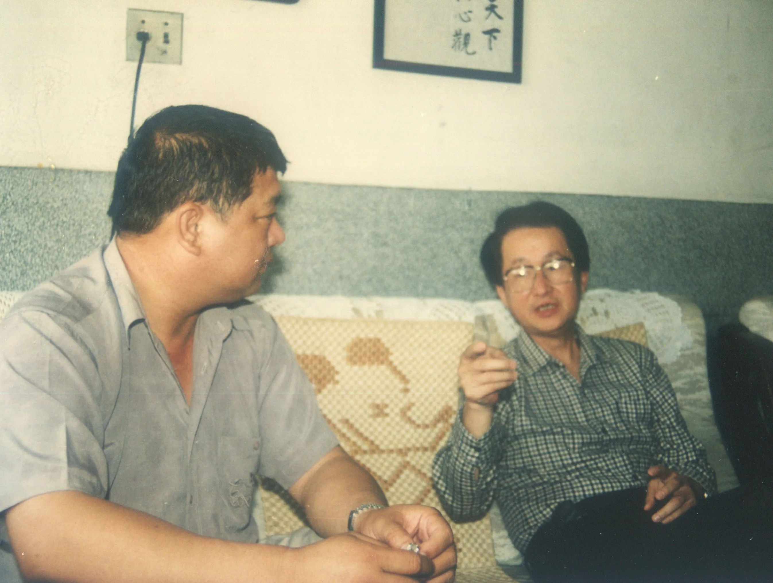 前苗栗縣長傅學鵬(左)參選縣長前,向江聰仁請益。何來美攝