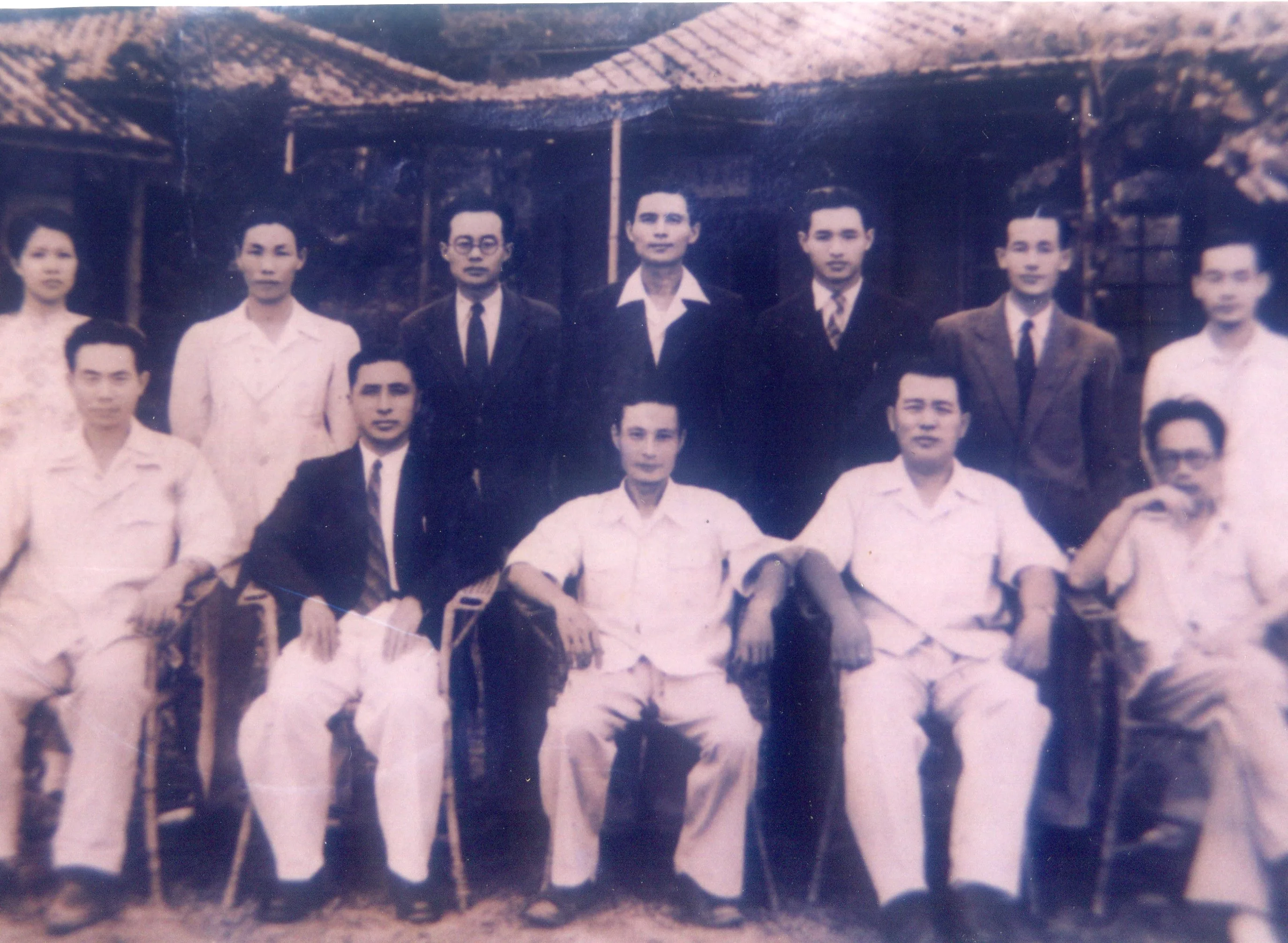 京都帝國大學畢業的李白濱(前排中)擔任文林中學校長時與同事合影,後排左三是教務主任李南鵬,曾當選兩屆銅鑼鄉長。何來美翻攝