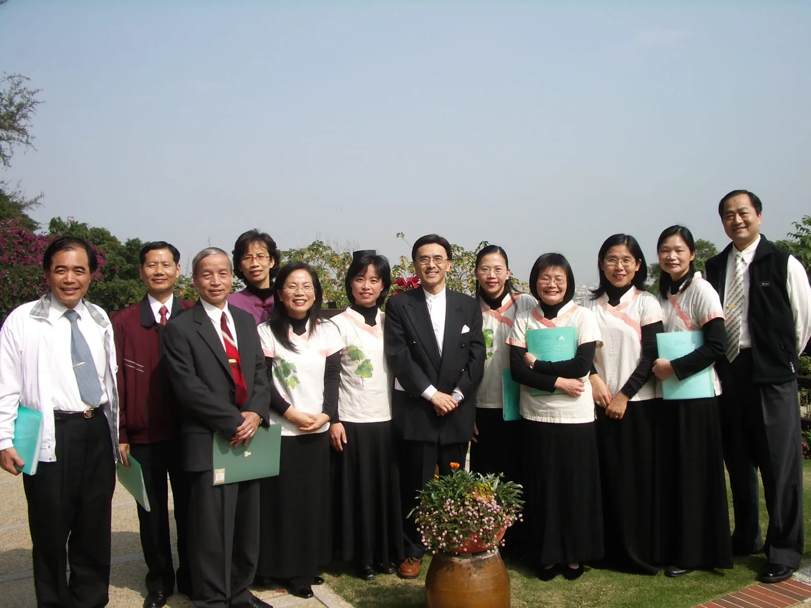 曾代理聯大校長的王俊秀(右6)非常重視「抓地力」,他離開聯大時,與荷聲合唱團團員合影留念。左一是總務長李增欽、左三指揮曾桂龍、右一黃勝銘教授、右三何照清教授。李增欽提供