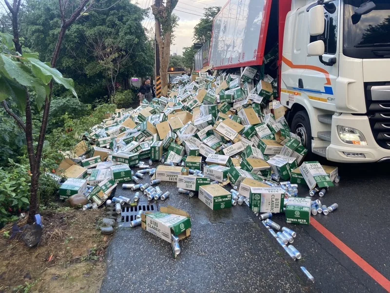 大貨車過彎啤酒掉落地面　基隆基金一路回堵3公里