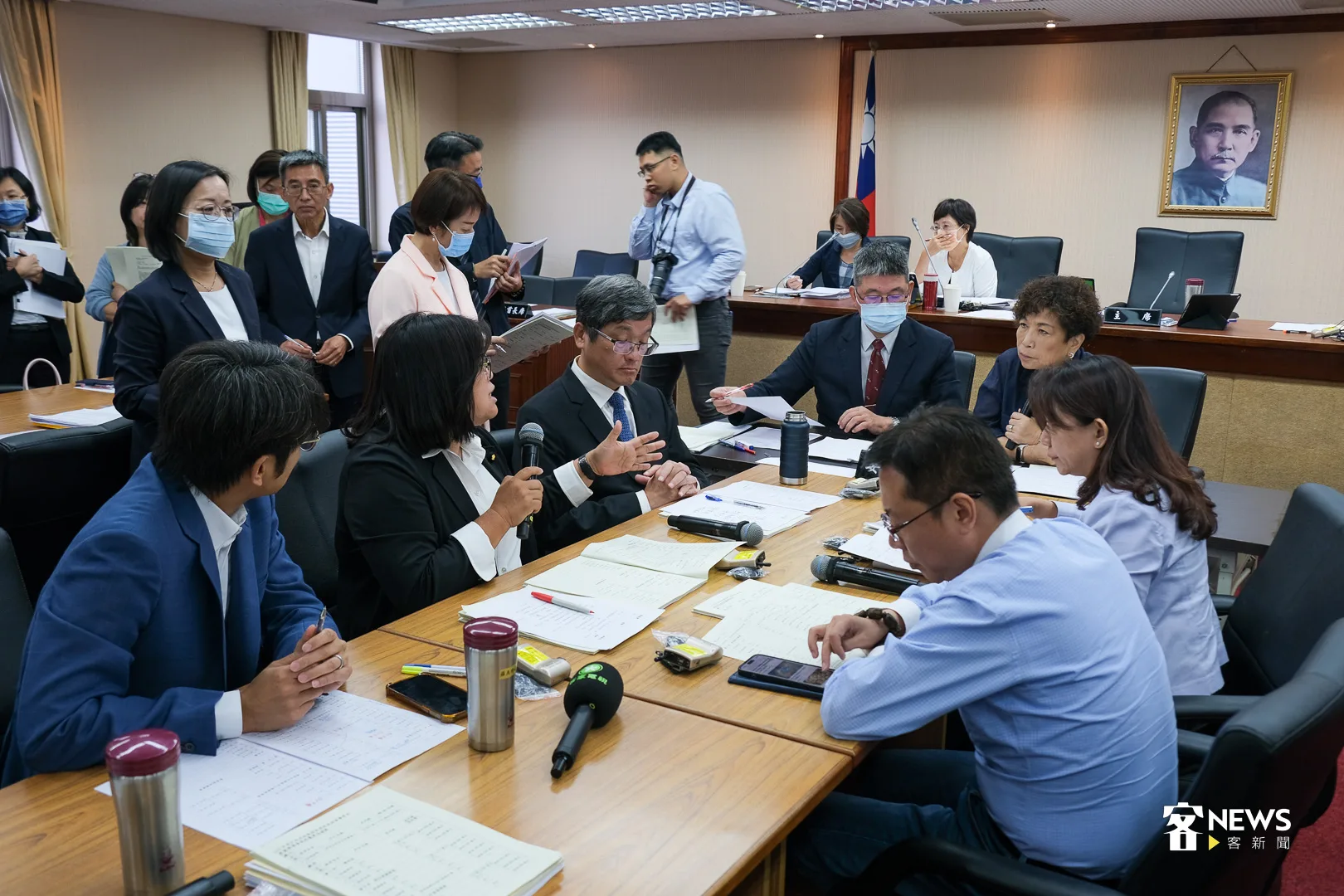 立委張宏陸（右一）、羅美玲（右排二）等進行客委會預算協商。何柏均攝