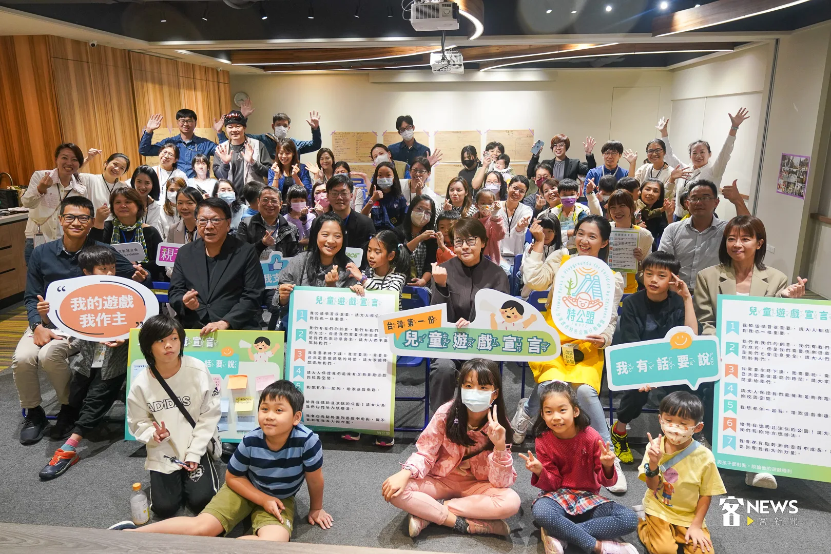 現場將近60多位家長帶著孩子一起參與。何柏均攝