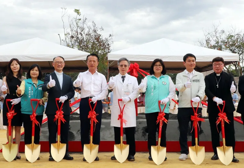 嘉義縣雙福基督教醫院16日舉行動土典禮,將提供75床位,預計115年完工;嘉義縣長翁章梁(左4)、嘉基院長姚維仁(右4)等人出席。中央社