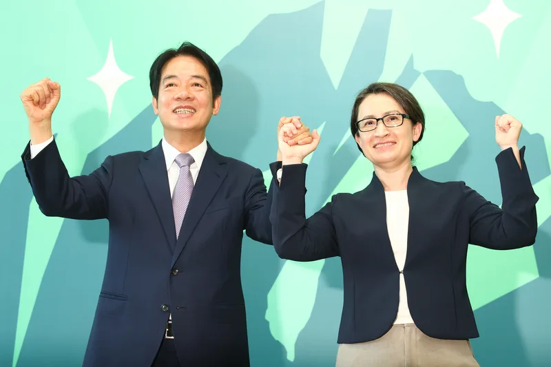 民進黨總統參選人賴清德(左)今(20)日在台北競選總部舉行記者會表示,2024總統大選由前駐美代表蕭美琴(右)擔任副手,兩人攜手正式亮相。中央社