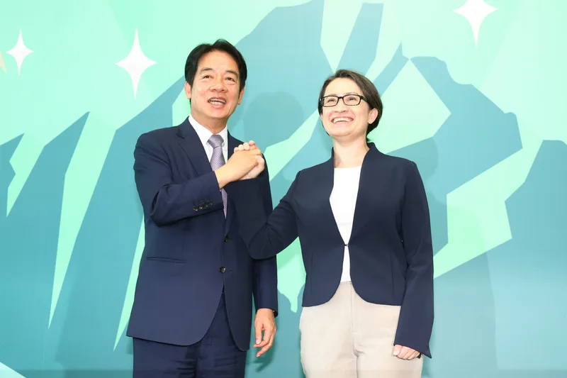 民進黨總統參選人賴清德(左)今(20)日在台北競選總部舉行記者會表示,2024總統大選由前駐美代表蕭美琴(右)擔任副手,兩人攜手正式亮相。中央社