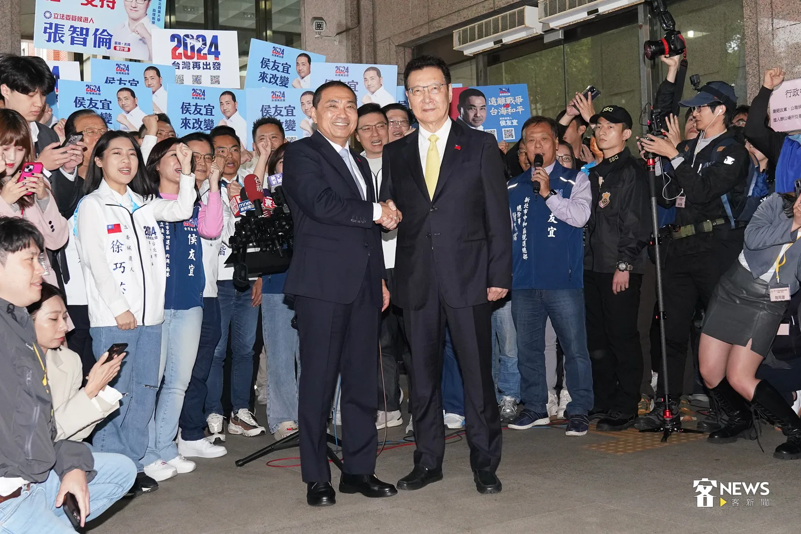 侯友宜最後選擇趙少康一起搭檔成為正副總統參選人。洪俊傑攝