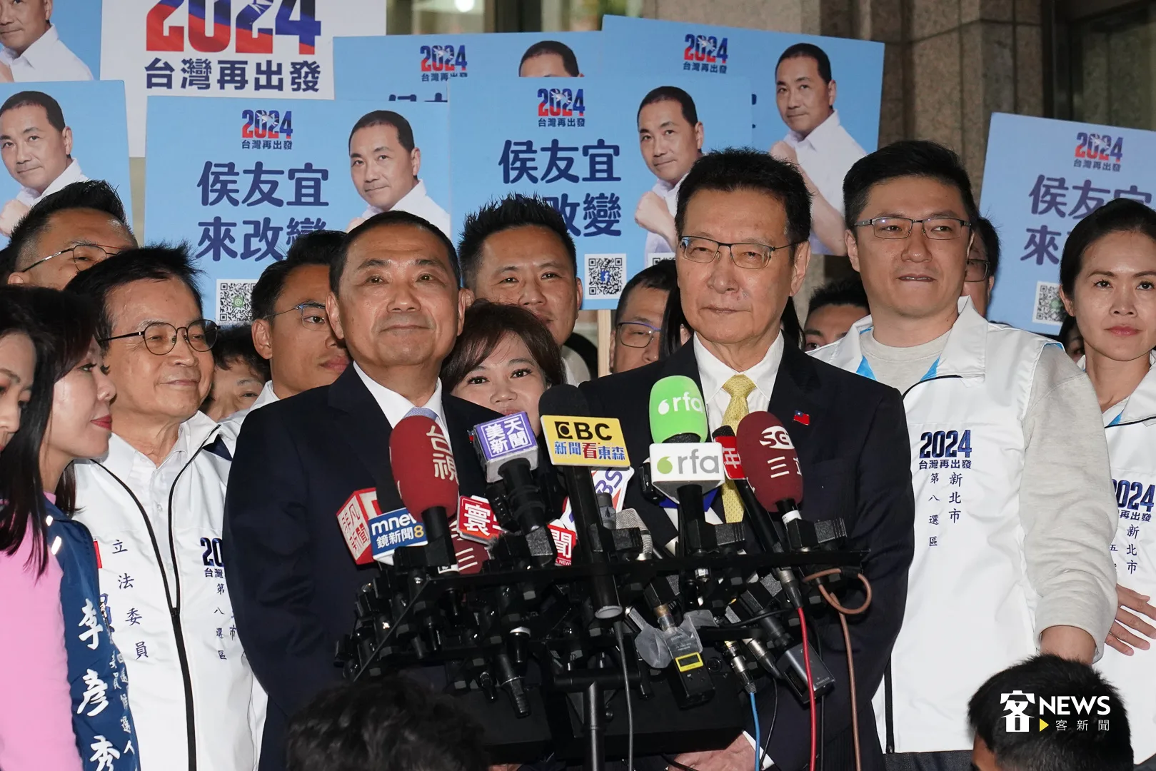 侯友宜（左）及趙少康（右）抵達中選會登記參選，並在登記前發表談話，現場支持者也不斷高呼口號「好兆頭（侯趙頭）」。洪俊傑攝