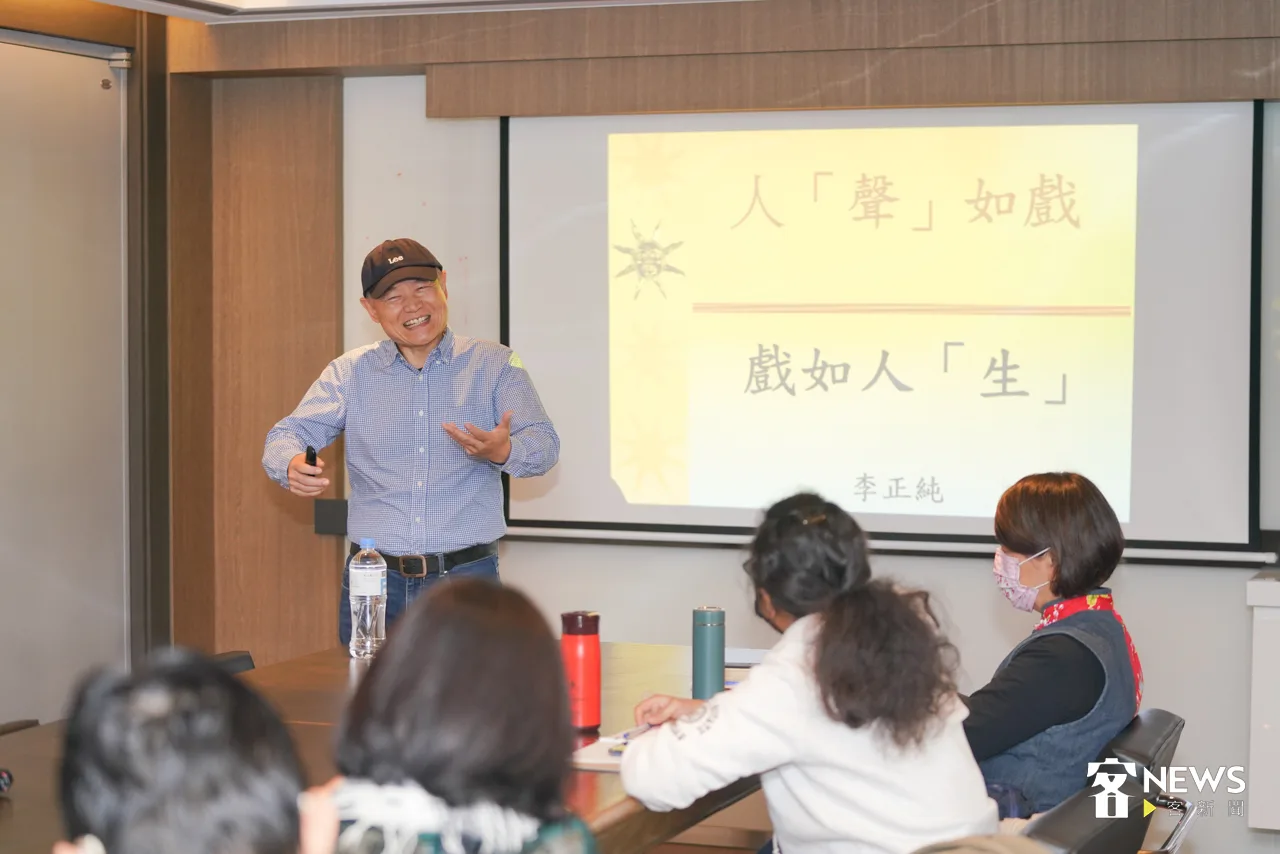 《人生想想劇場》導播李正純演講開頭就送大家八個字,人「聲」如戲,戲如人生,巧妙地詮釋廣播劇正是如此。宋佩遙攝。