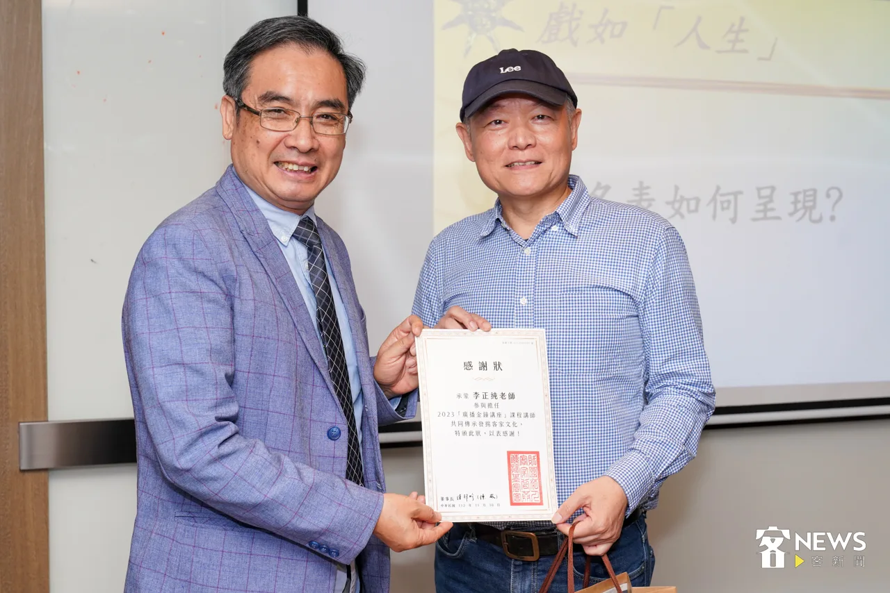 客傳會董事長陳邦畛(左)與李正純(右)開心合影。宋佩遙攝。