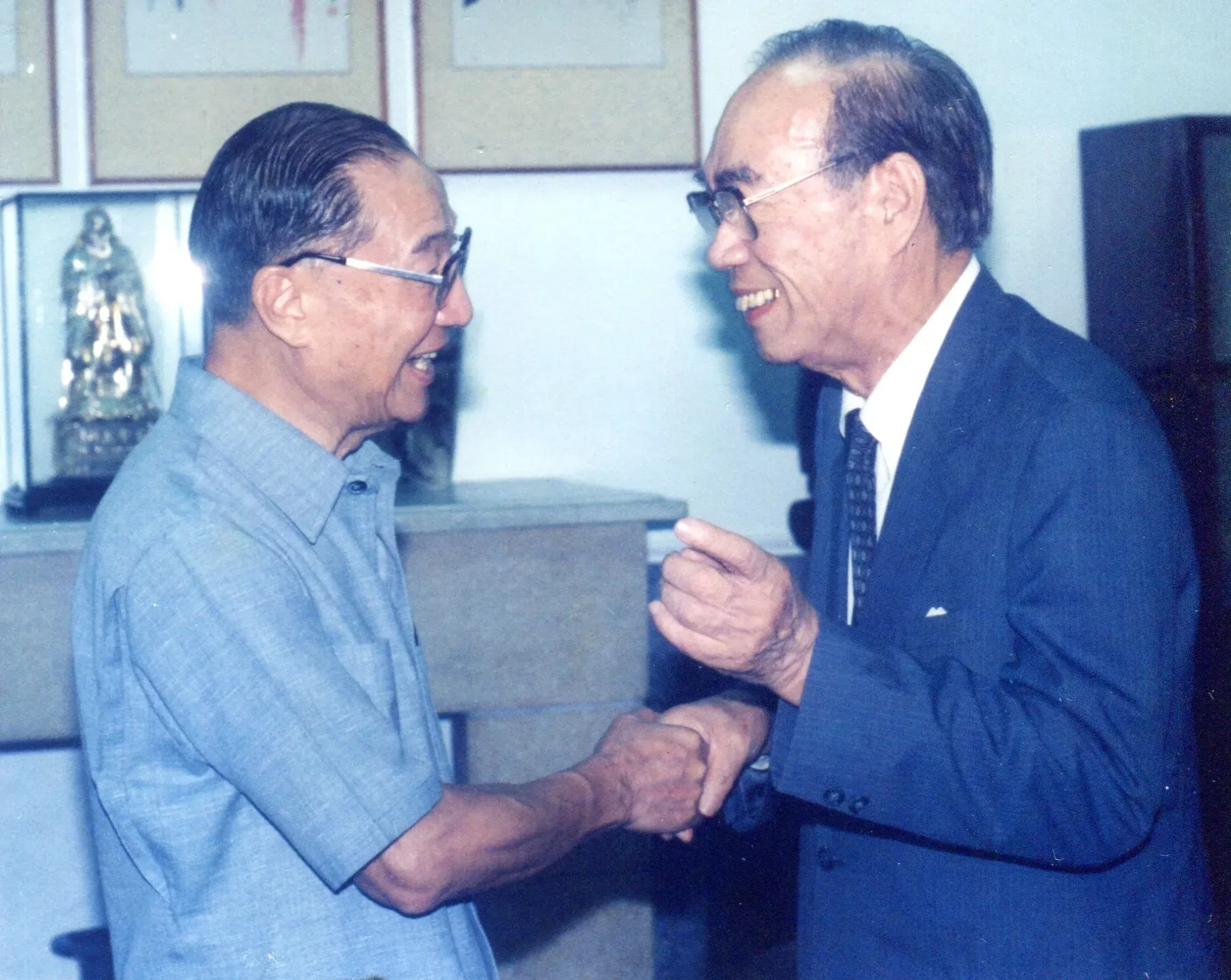 已故立法院長劉闊才(右)是苗栗縣劉派祖師爺,已故行政院長俞國華卸任前到苗栗拜會他,並補助大筆經費開闢現苗栗市國華路。何來美攝