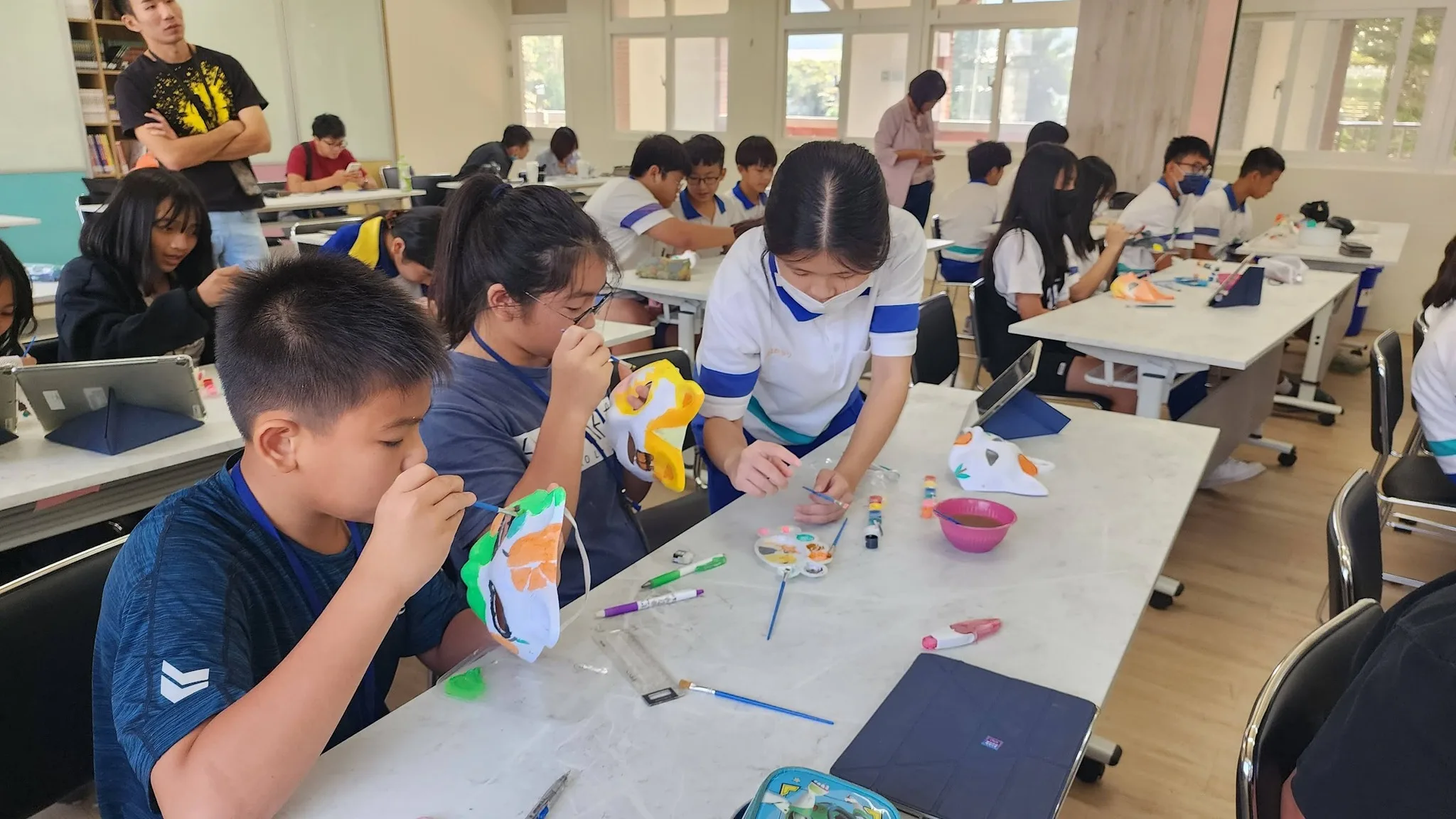 東華國中學生用泰興宮傳統陣頭「春夏秋冬四季大神」為依據，彩繪面具參與遊庄。翻攝泰興宮臉書