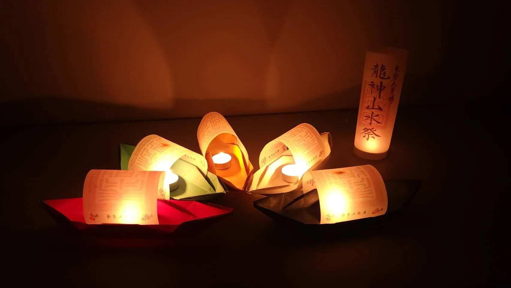 在穿龍圳施放紙船祈福，成為龍神山水祭的特色之一。大茅埔調查團提供