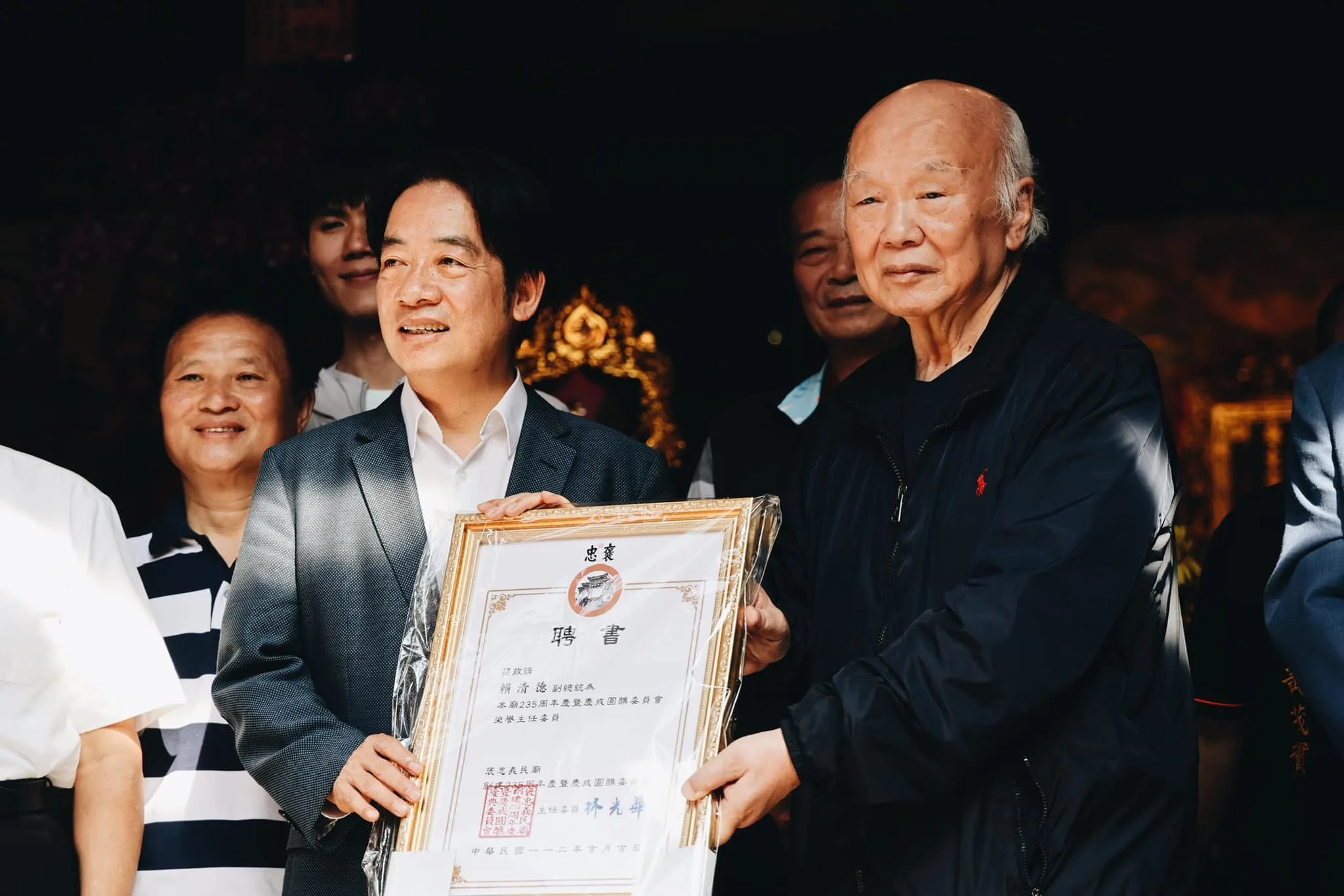 義民廟董事長林光華（右）頒發榮譽主委聘書予副總統賴清德。取字褒忠亭義民廟臉書粉絲專頁