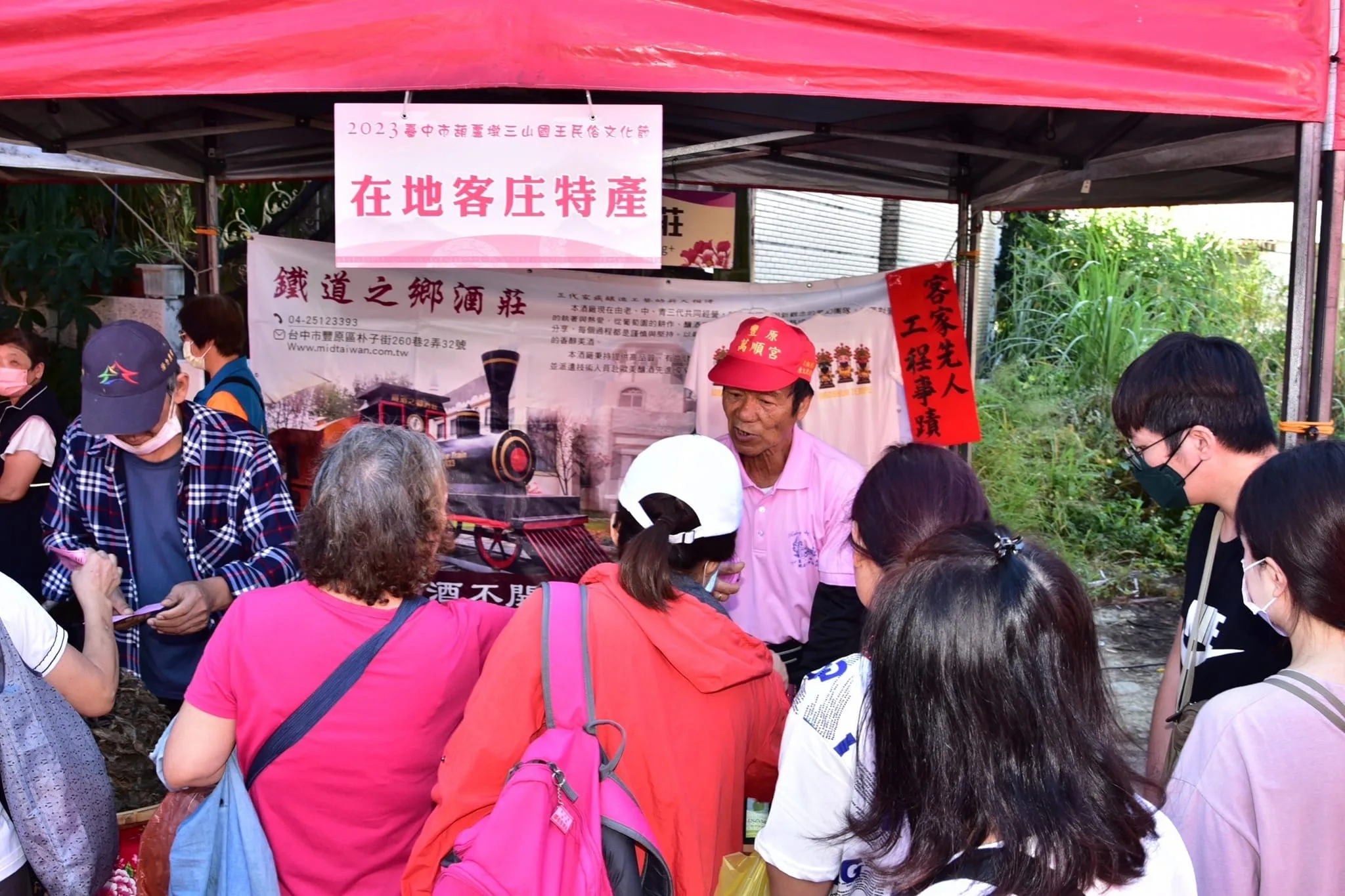 三山國王民俗文化節優請在地耆老用打嘴鼓的方式，讓民眾對於客家信仰及歷史文化有更深刻的認識。台中市政府客委會提供。