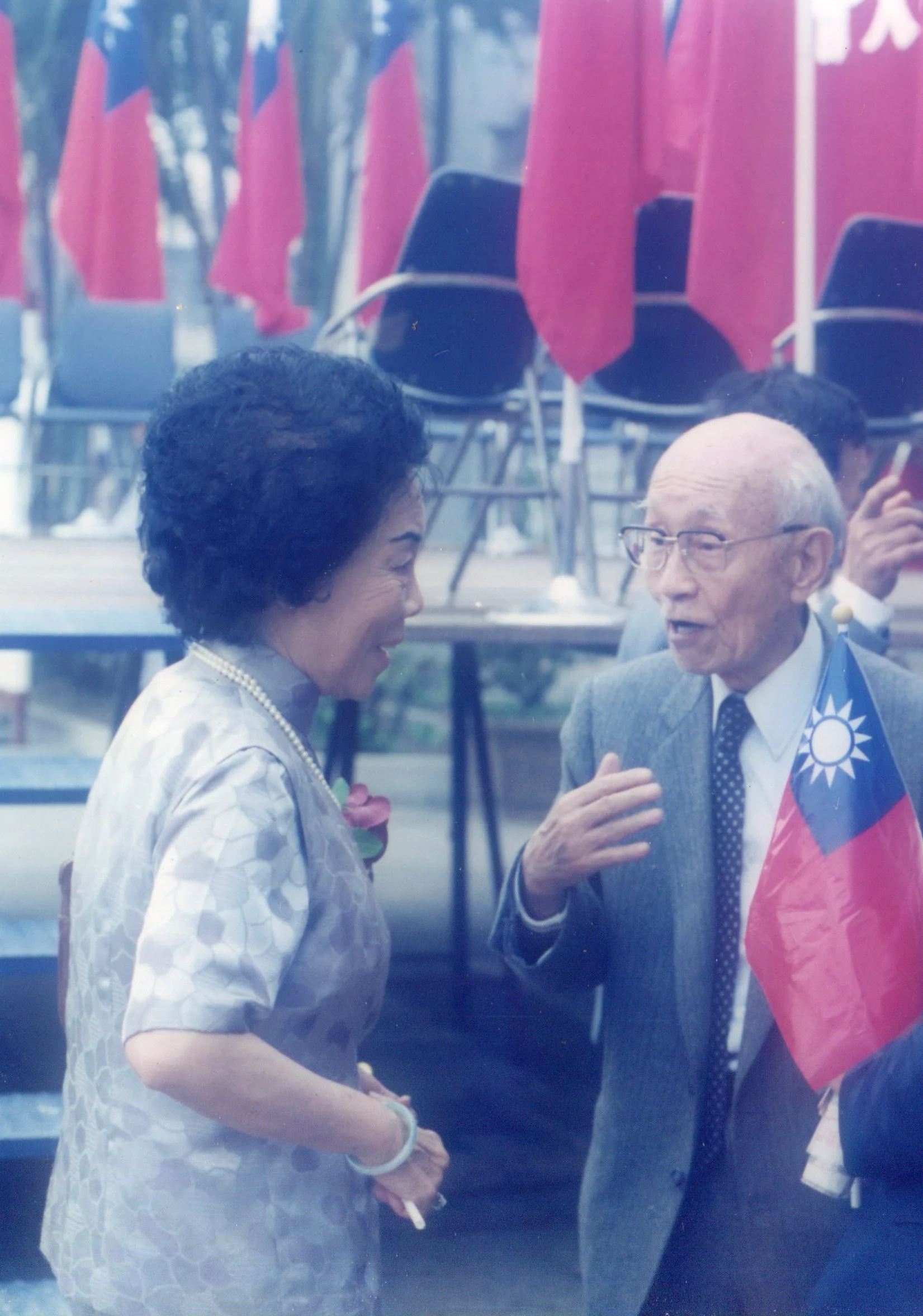 苗栗縣黃派掌門人黃運金競選首屆縣長,第一輪投票贏了對手劉定國,但未過半數未當選,圖為他與已故縣議會副議長羅黃小蘭合影。何來美攝