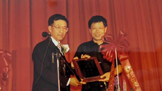賴江椿擔任休土頓客家會會長時，邀請新竹縣長范振宗率客家文化訪問團到美國表演，致贈紀念牌感謝。賴江椿提供