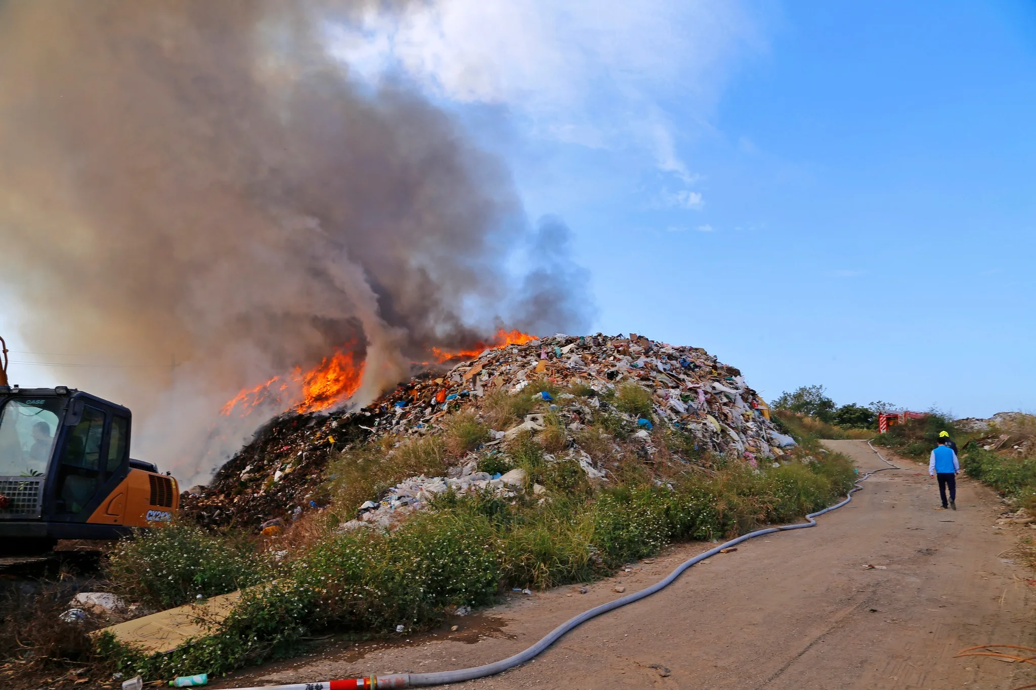 苗栗垃圾掩埋場因變電箱爆炸引燃火警,消防局呼籲周遭住戶緊閉門窗,以防受濃煙影響。苗栗市公所提供