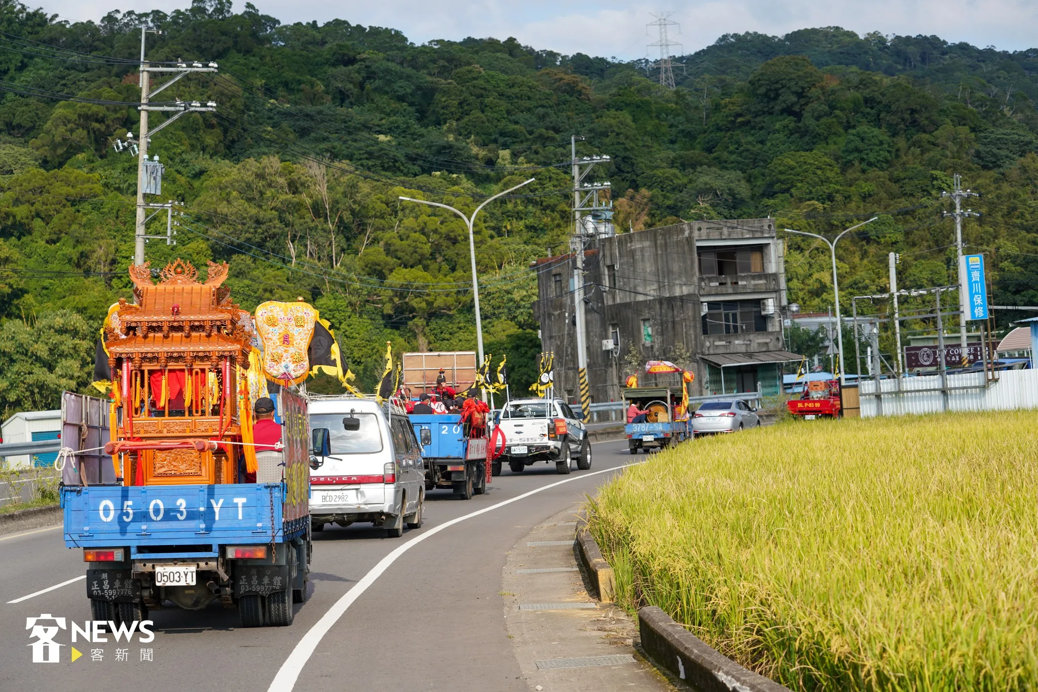 義民廟車隊包括新光大鼓隊，14天繞過新竹、桃園地區上千公里的路。宋佩遙攝。