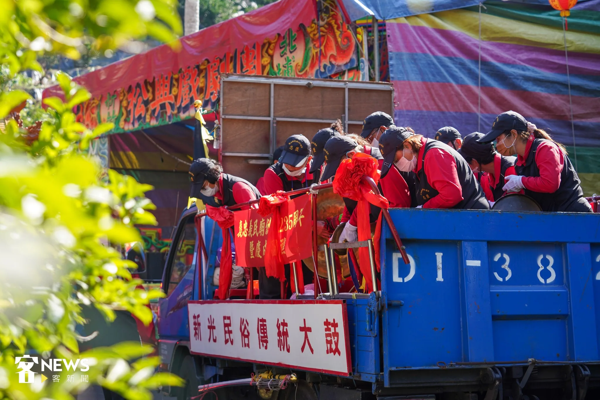 每到一個廟，大鼓隊都需上下車表演打鼓。宋佩遙攝。