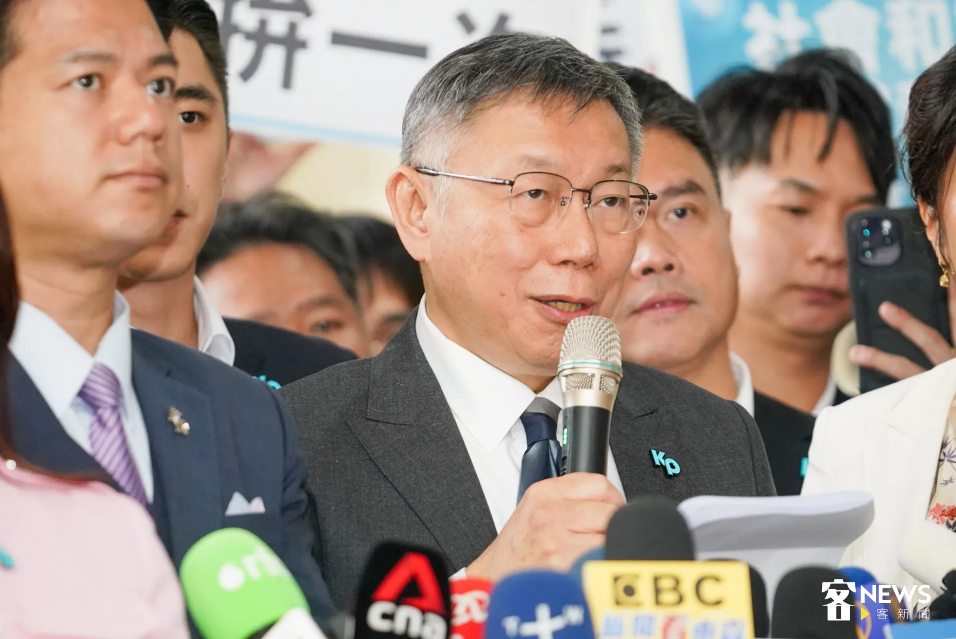 台灣民眾黨總統參選人柯文哲在登記參選前發表談話。洪俊傑攝