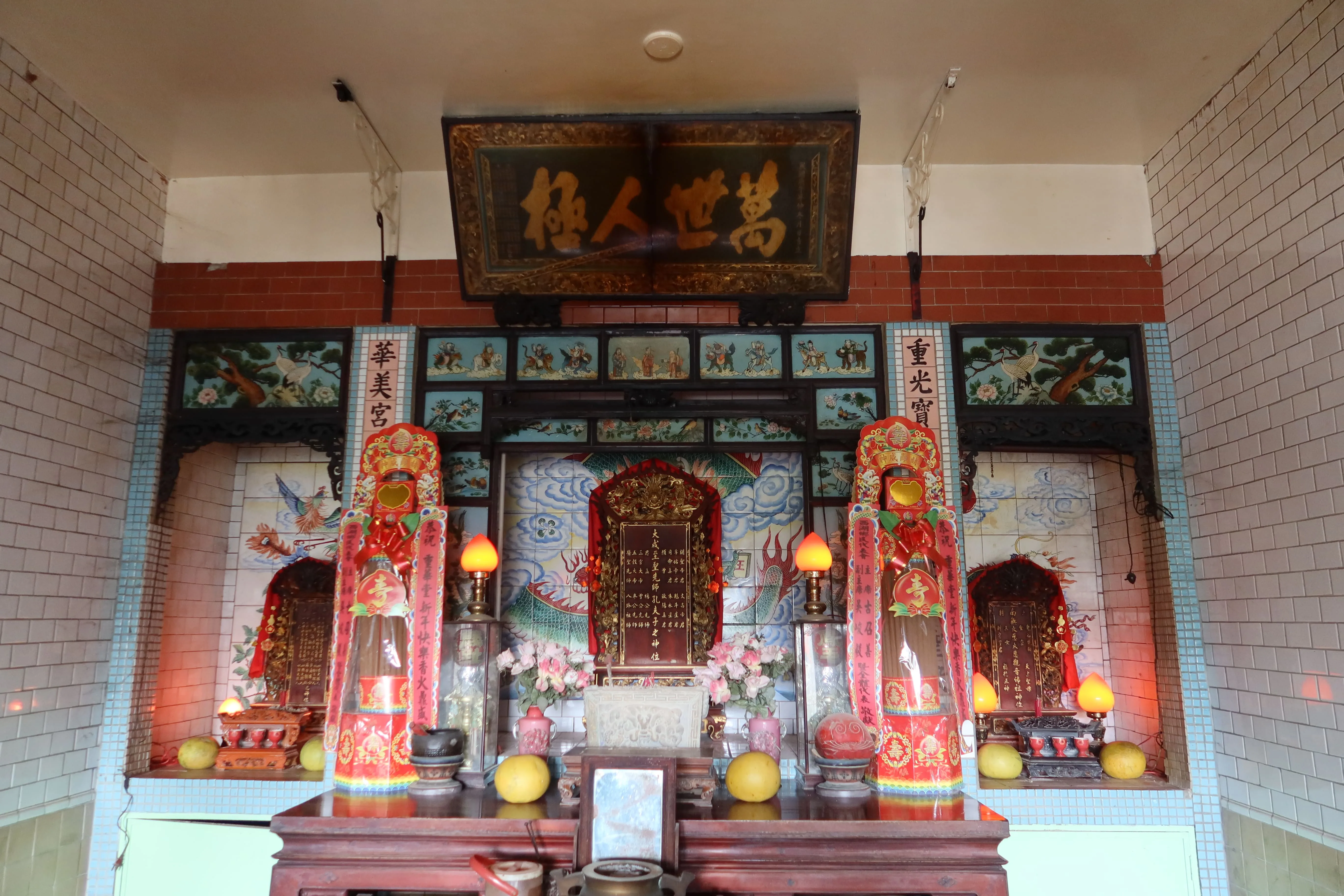 設於羅家三合院二樓的重華書院,有三座神牌,中間神牌主祀孔夫子、三恩主、文昌帝君…….等神衹。何來美攝