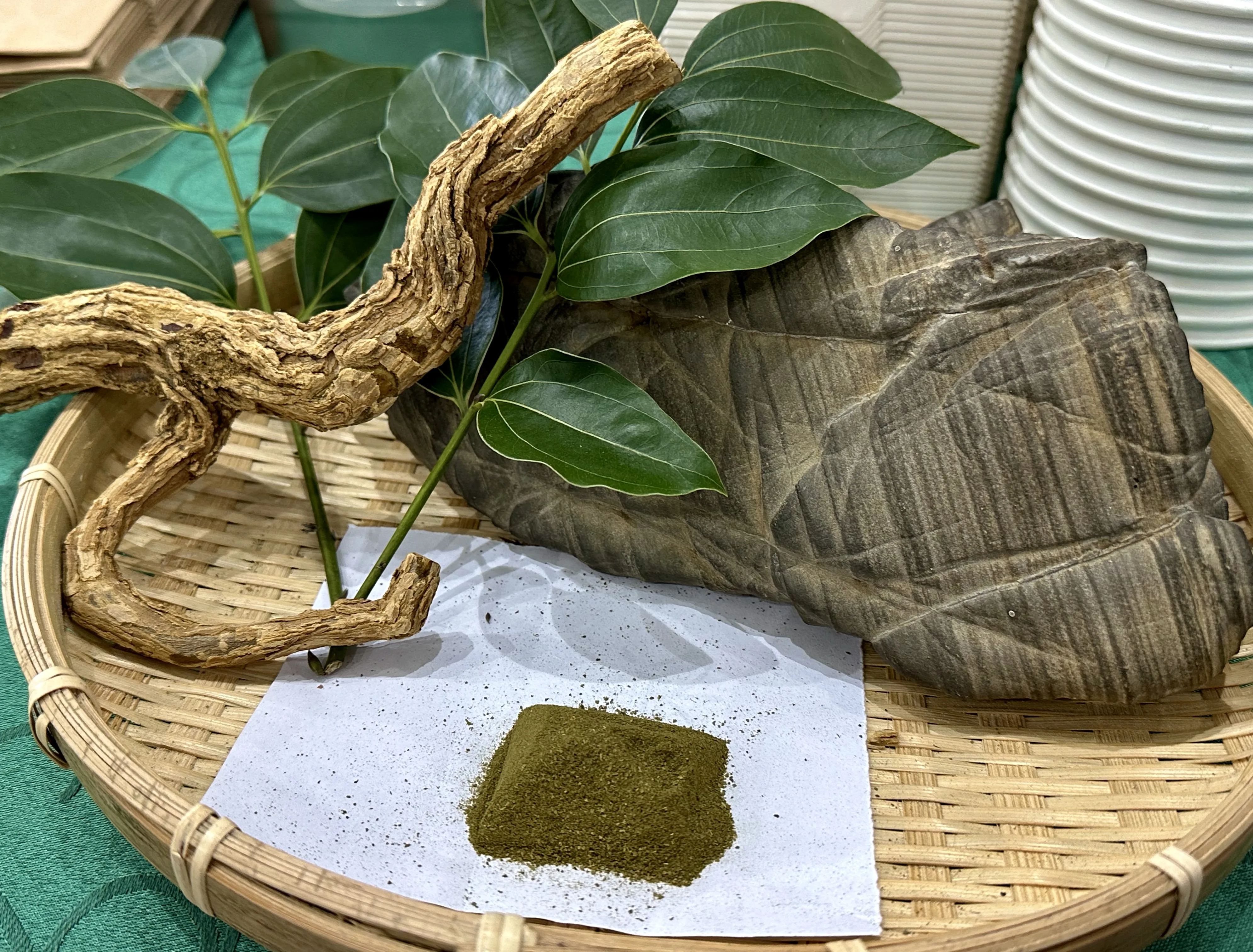 綠色的肉桂葉粉顏色較特別，用來增添料理風味。蕭秀琴提供