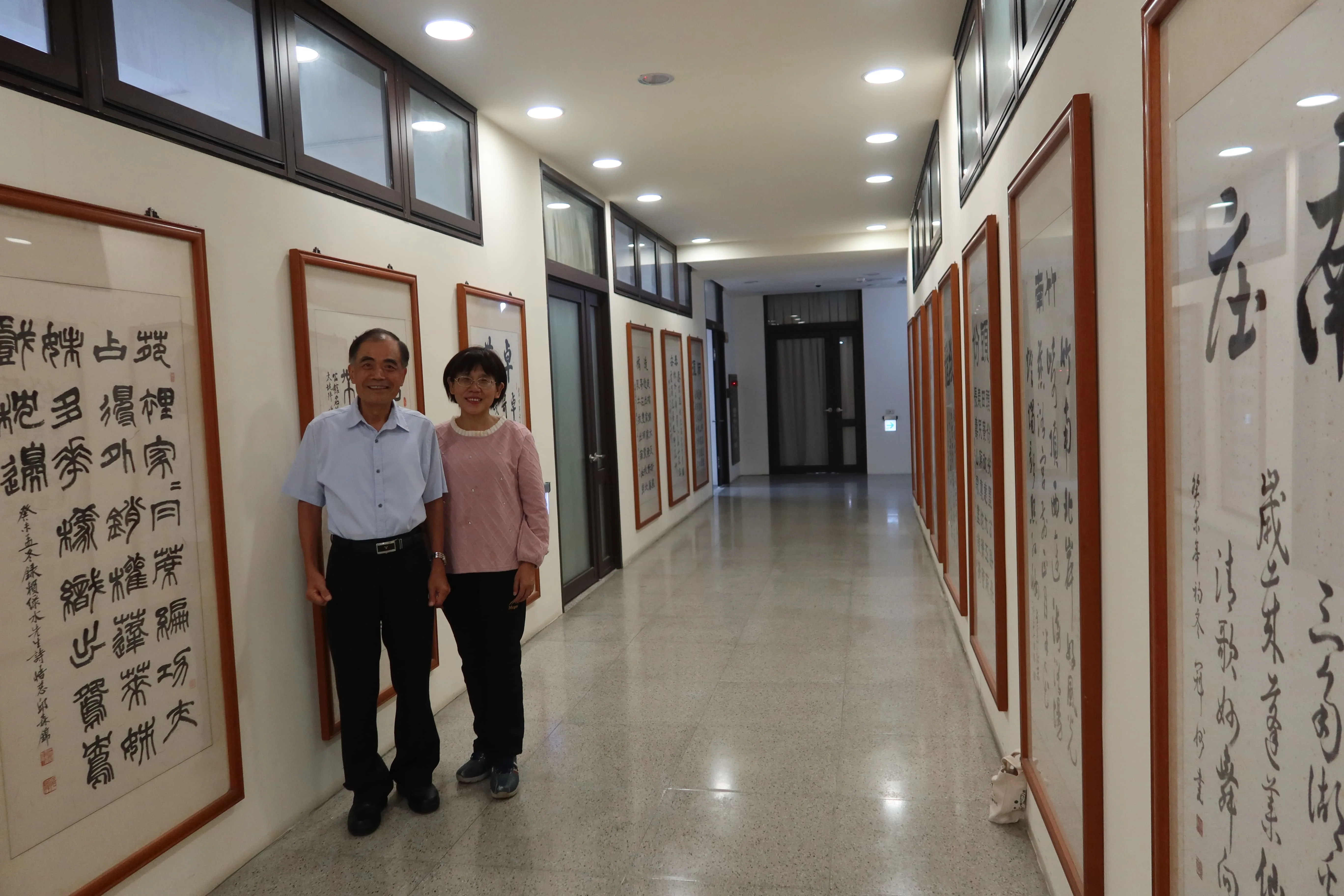 聯合大學升格時邀請18位書家揮毫〈18鄉鎮頌〉,現懸掛在國鼎圖書館七樓走廊,李增欽、何照清率筆者參觀時留影。何來美攝