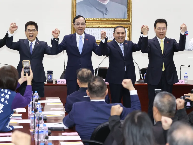 國民黨24日上午召開中常會，總統參選人侯友宜（後右2）宣布副手搭檔為中廣董事長趙少康（後右1），與黨主席朱立倫（後左2）牽手高喊「凍蒜」。中央社