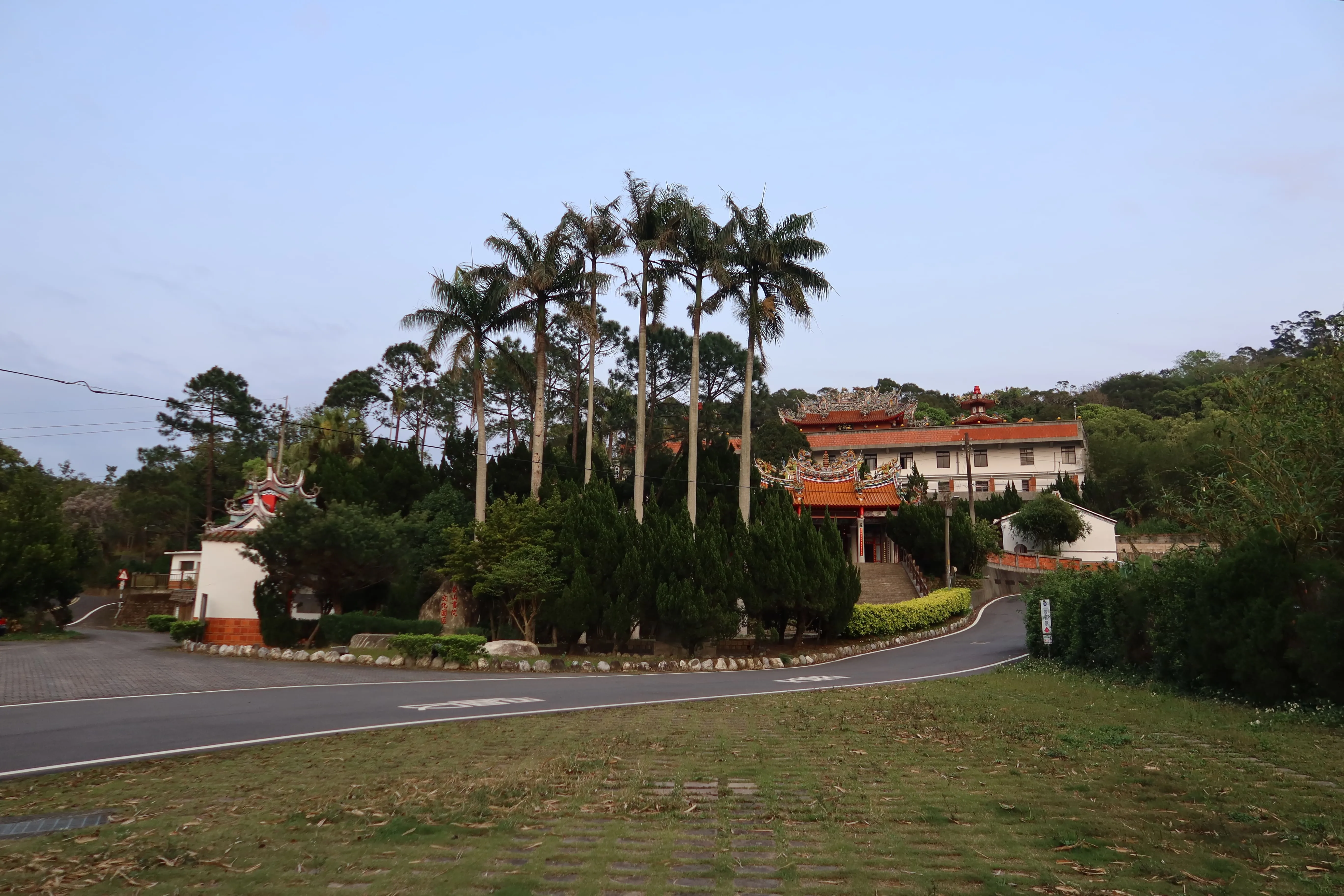 位於頭屋鄉象山村的鸞堂大洞堂,後改為玉衡宮(上方),並再建孔廟(下方)、象山書院。何來美攝