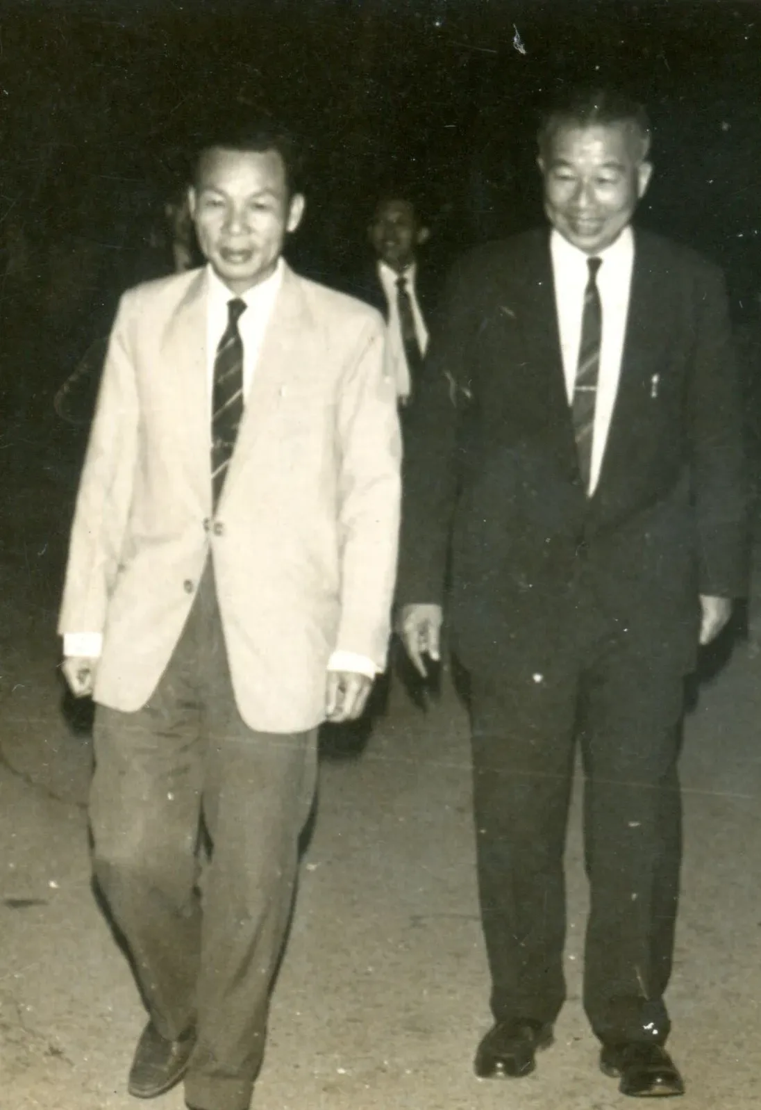 已故公館人瑞鄉醫謝春梅(左)曾當選公館鄉民代表會副主席,國民黨本徵召他選縣議員,因臨時被徵召當軍醫始未選,圖為他與第六屆苗栗縣長黃文發合影。謝春梅提供